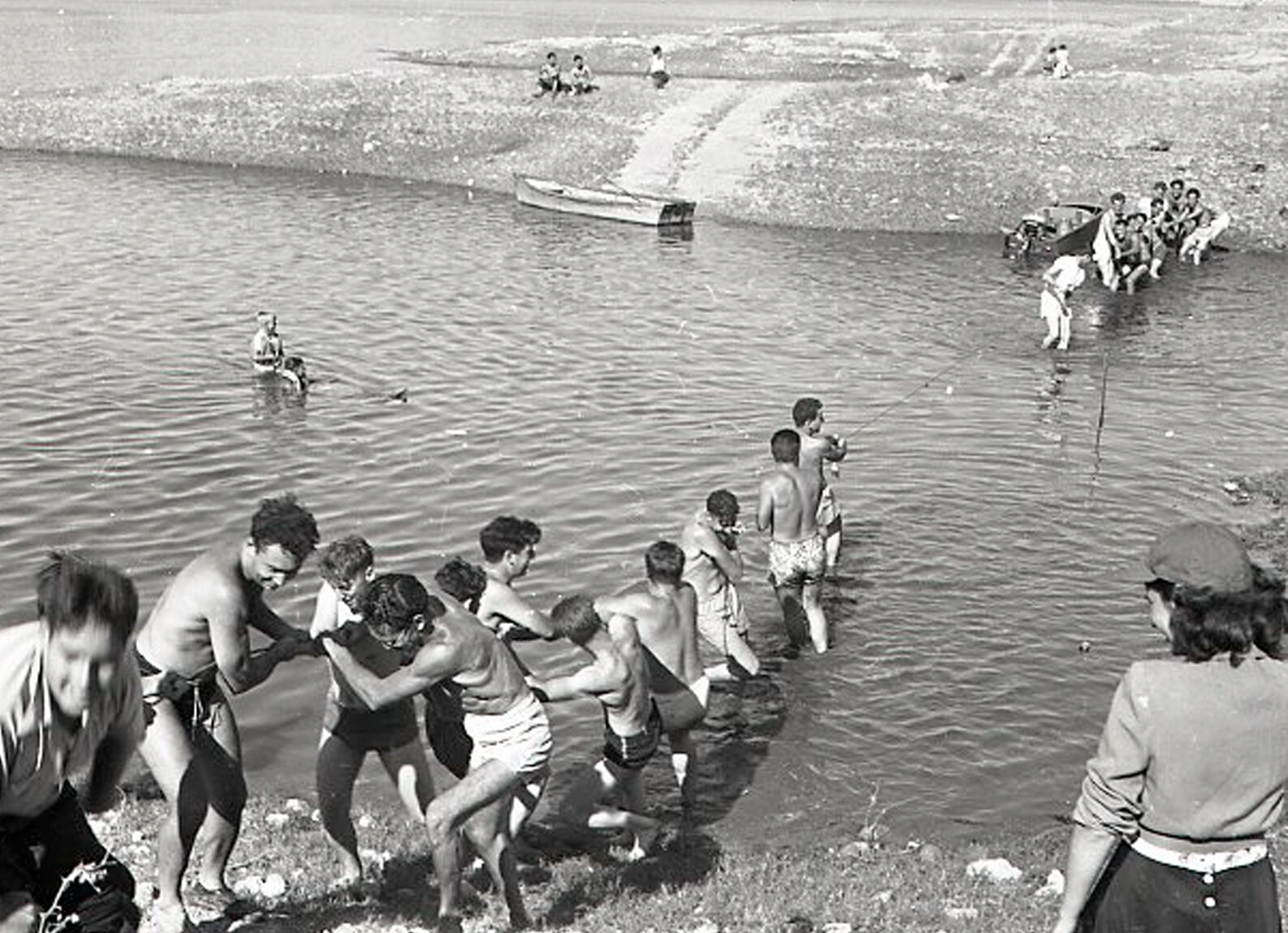 A JCC picnic at Sahuaro Lake in October 1947. Kids are playing tug-of-war and a don't drop the egg contests