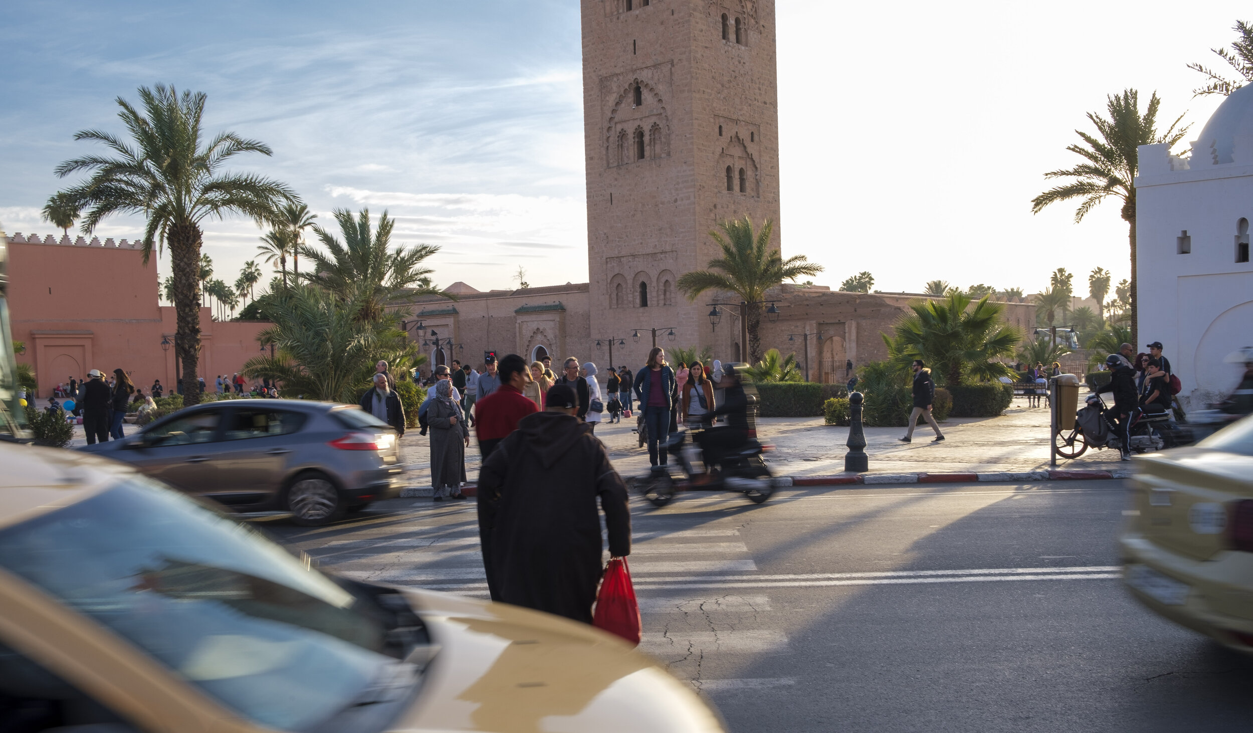  Waiting to cross the street (Photo/Jason Rafal) 
