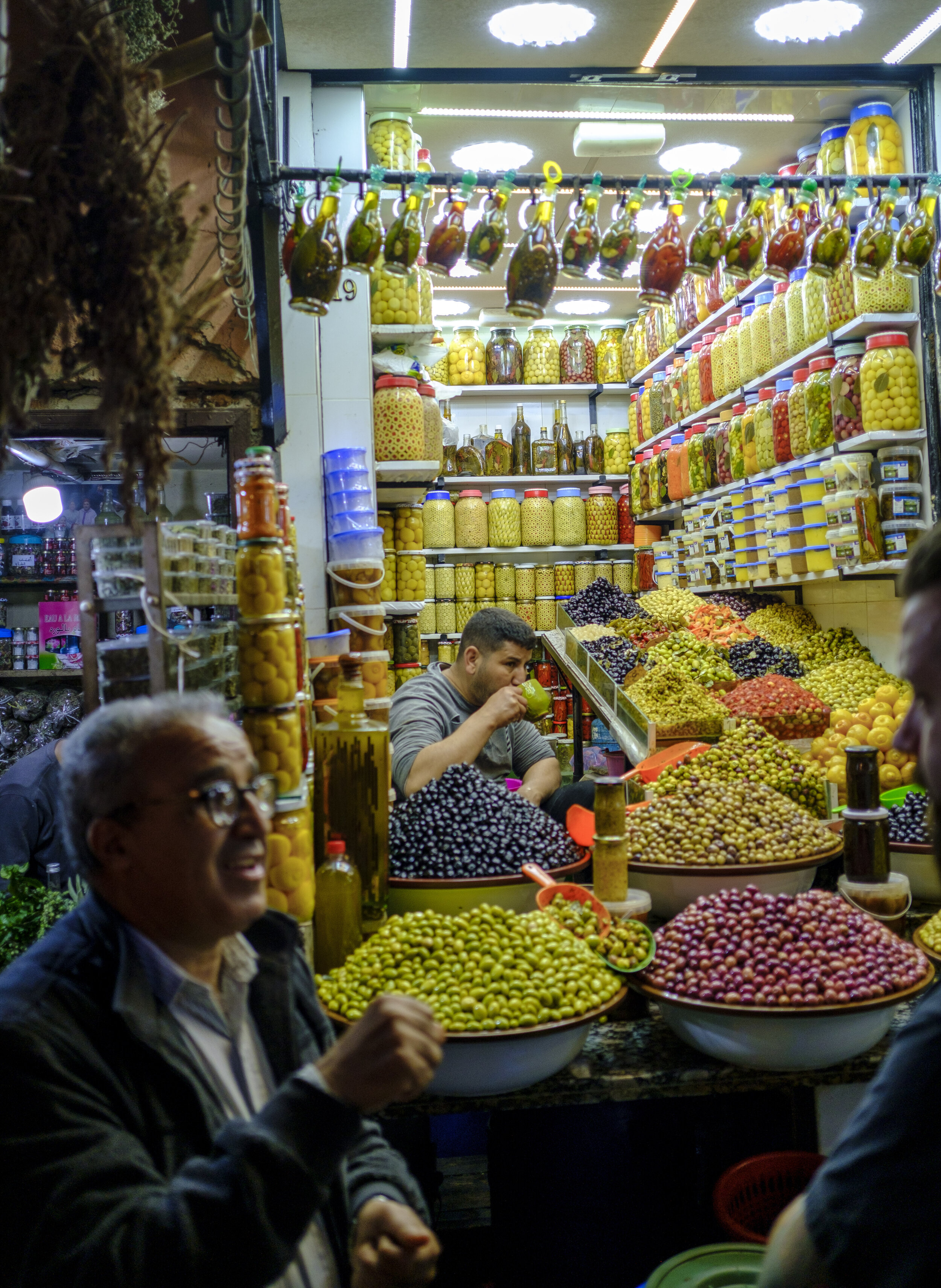  Our guide explains different colors of olives in front of an olive shop (Photo/Jason Rafal) 