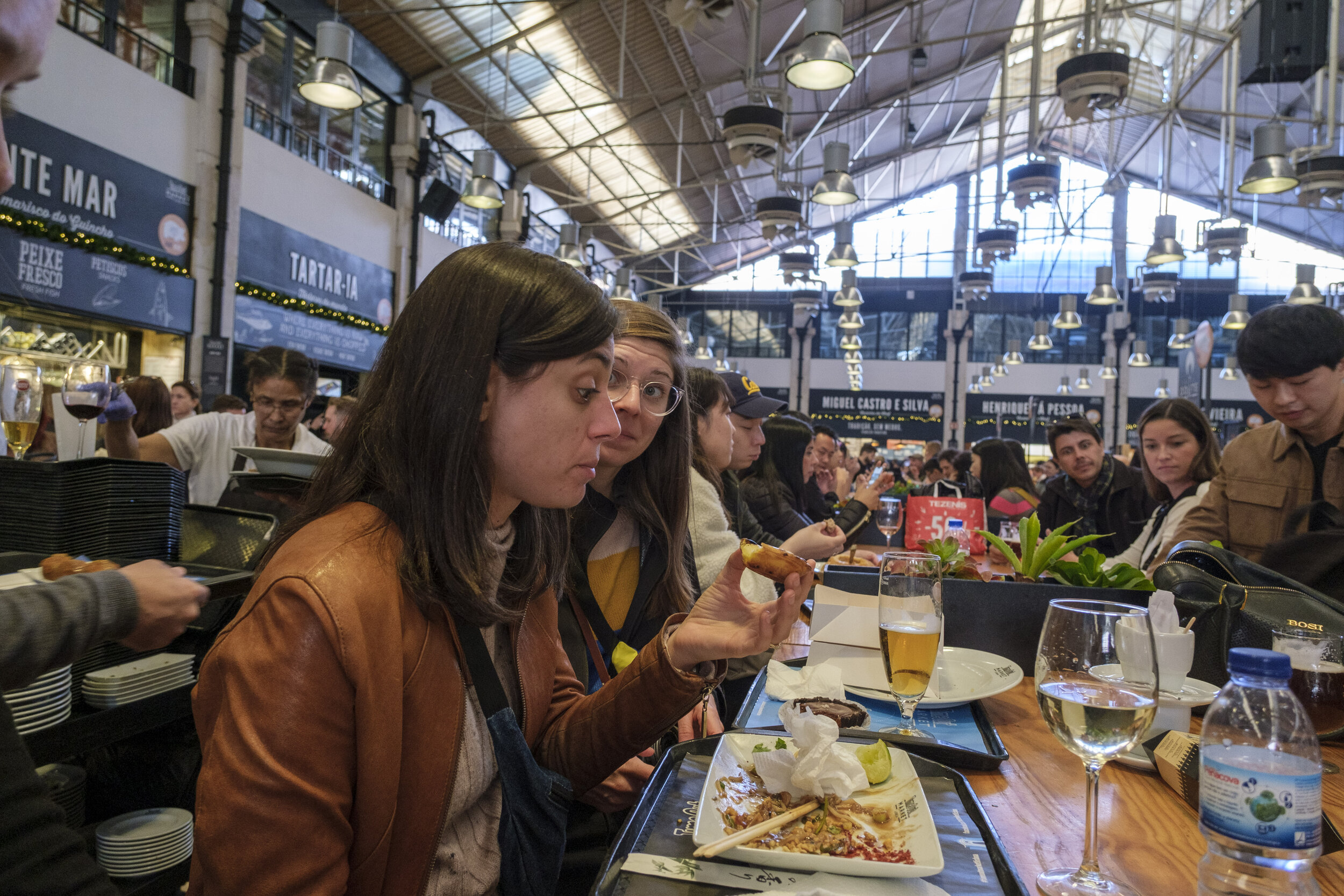  Tasting an egg tart in Time Out Market (Photo/Jason Rafal) 