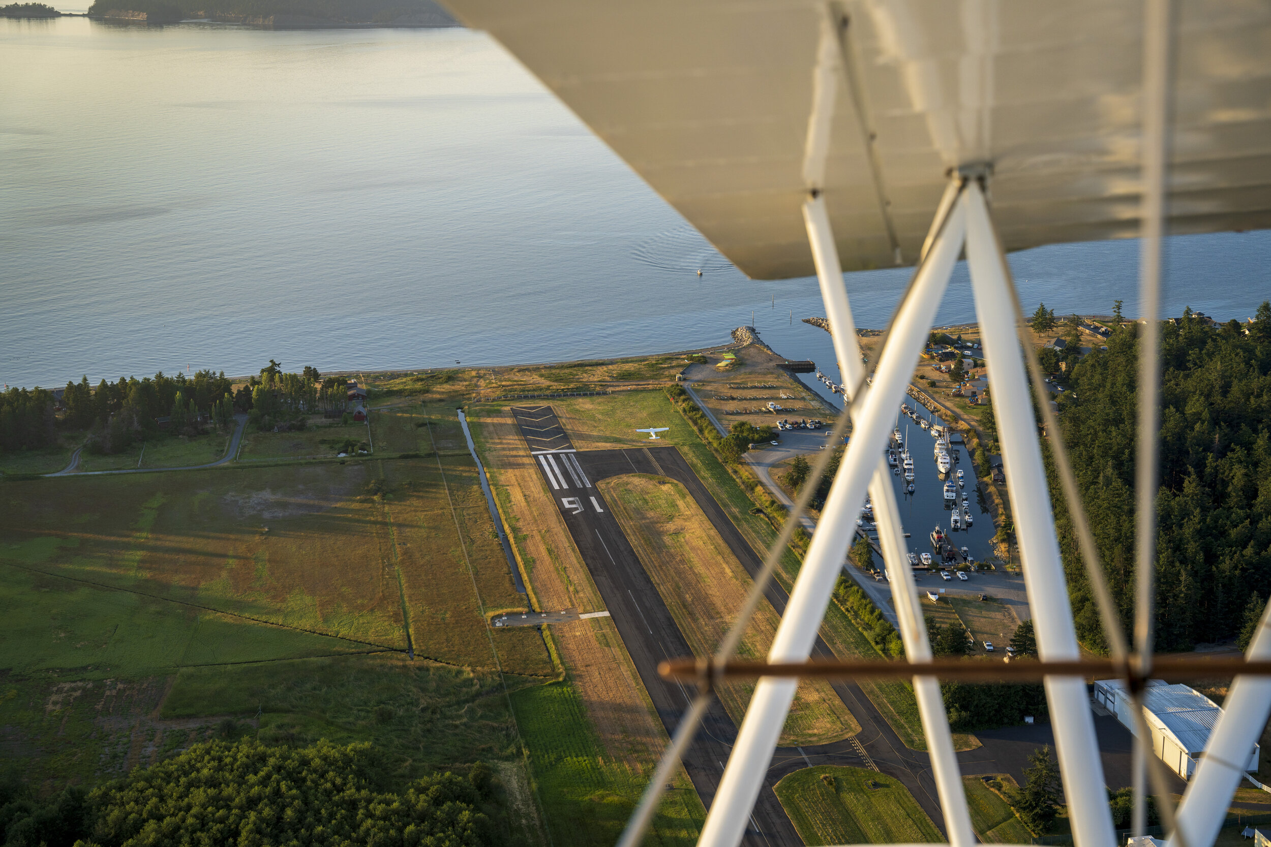  Circling while waiting for our turn to land (photo/Jason Rafal) 