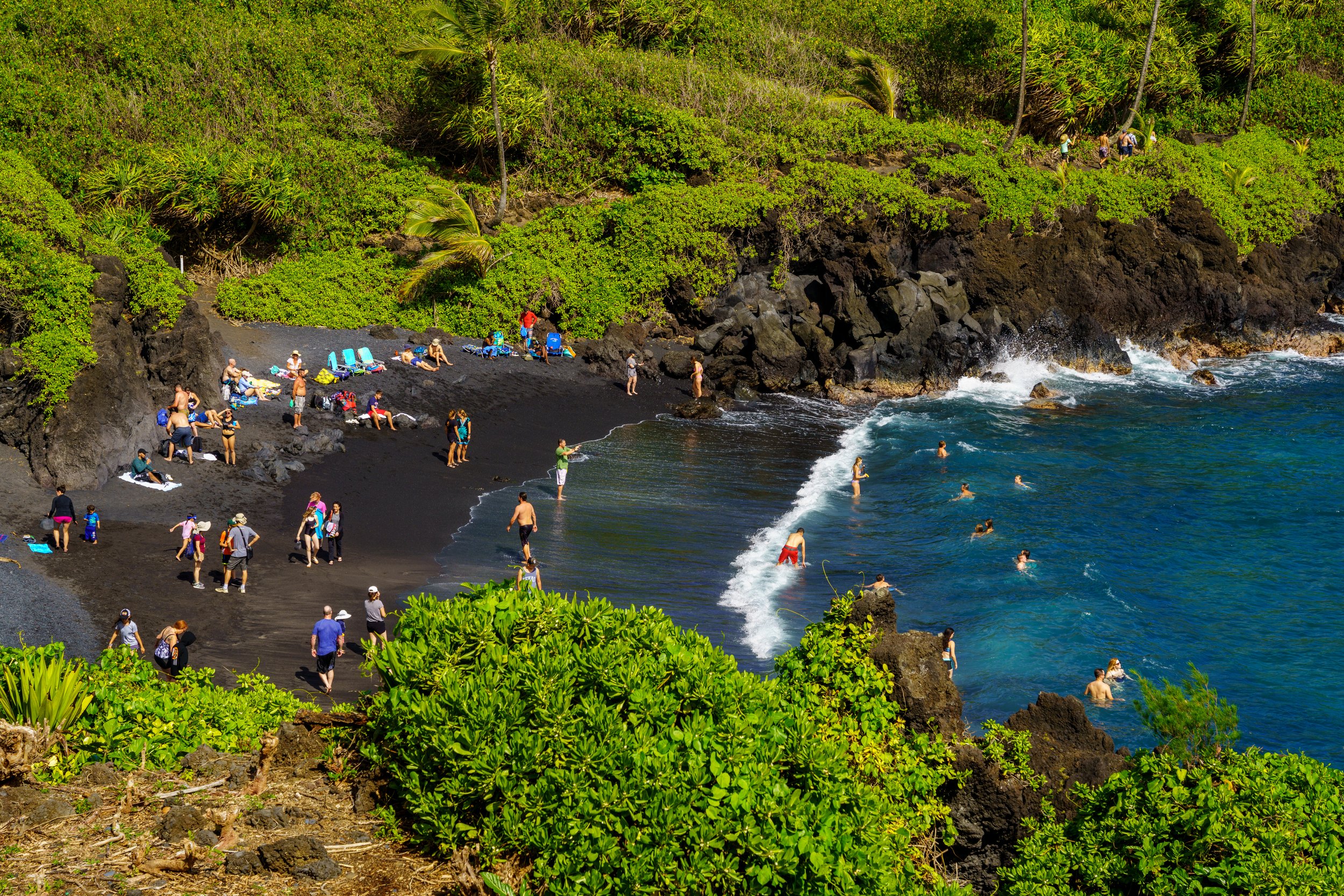  The somewhat crowded black sand beach 