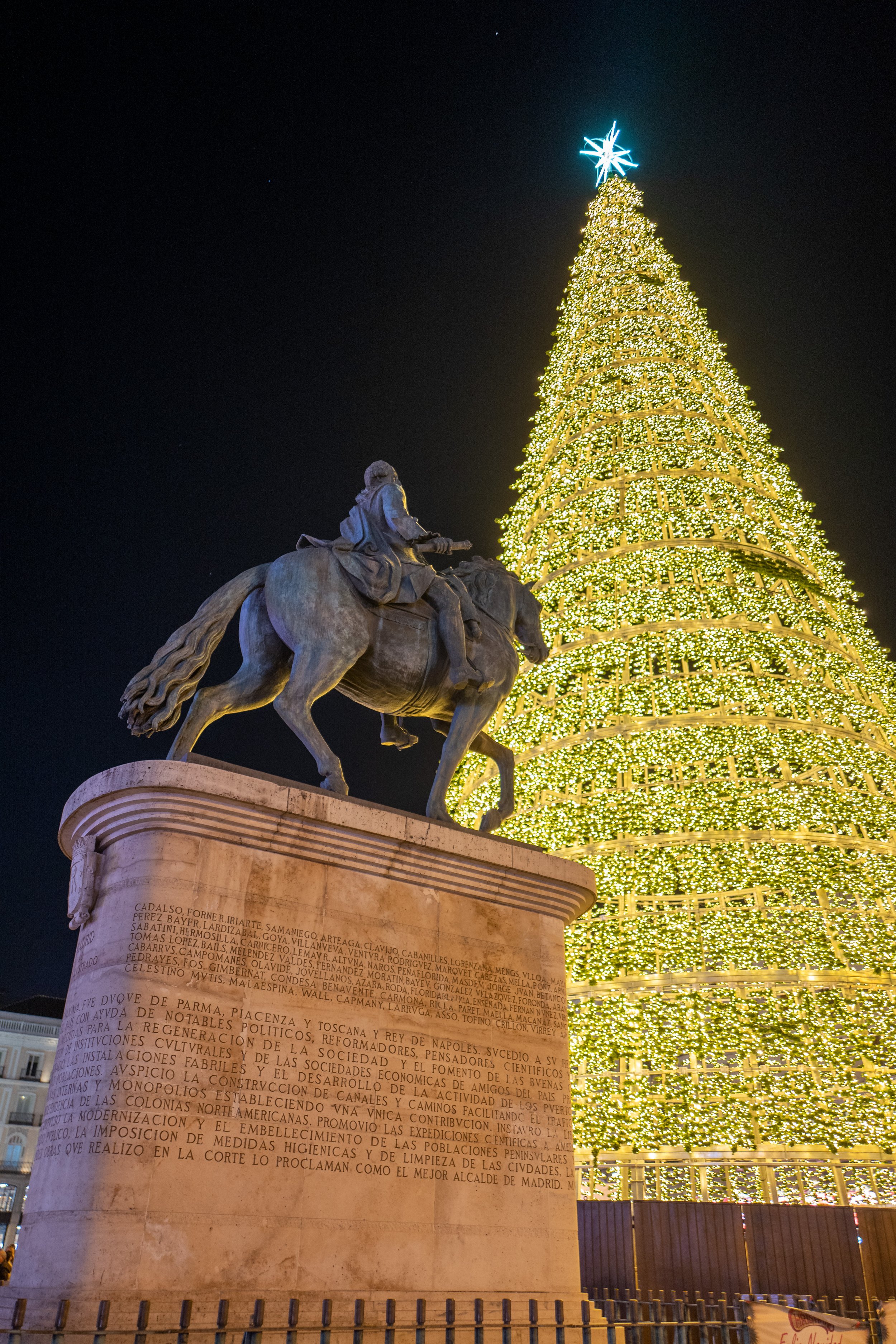  Carlos III rides into a giant Christmas tree (photo/Jason Rafal) 