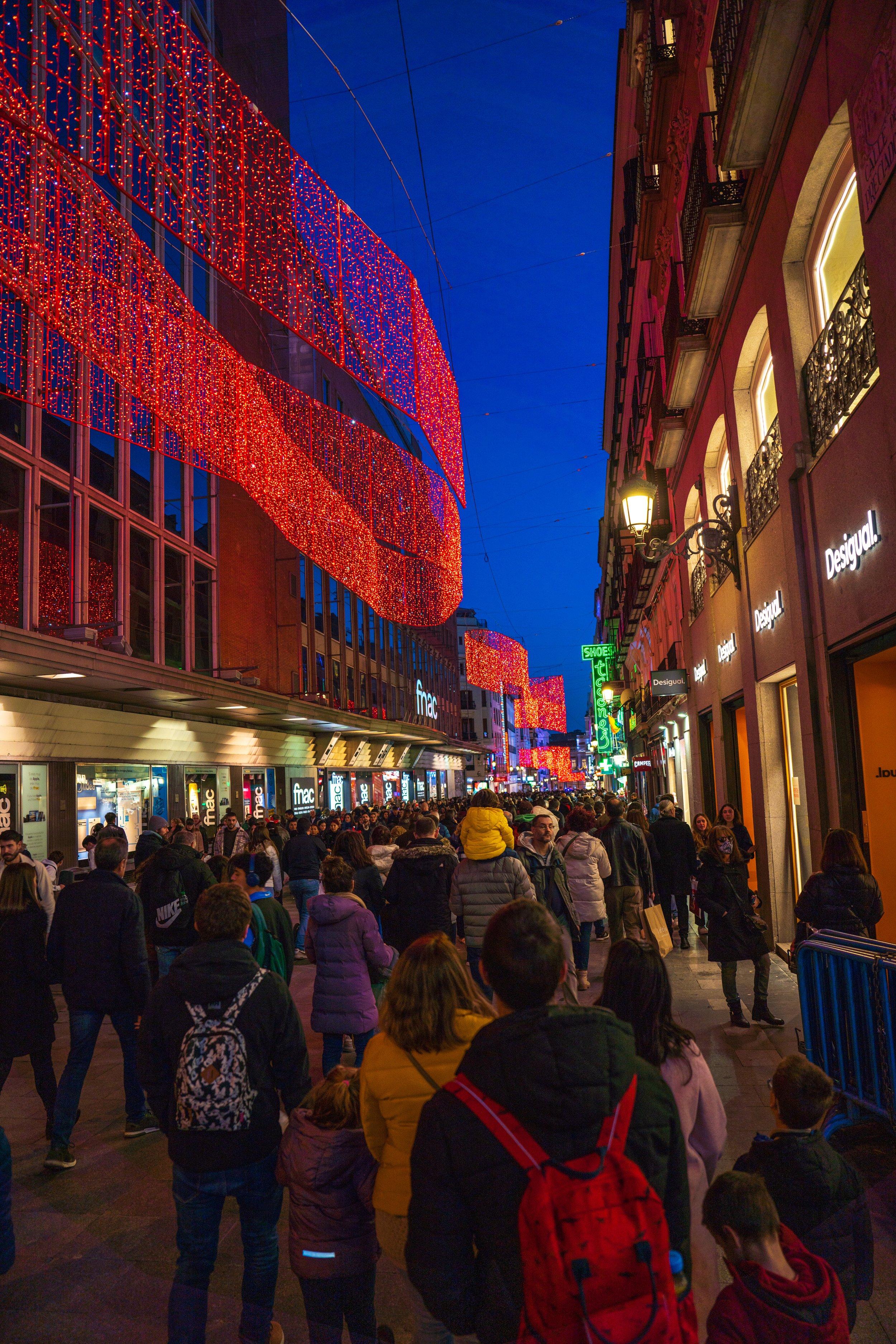  Giant ribbon loops of light over tons of people (photo/Jason Rafal) 
