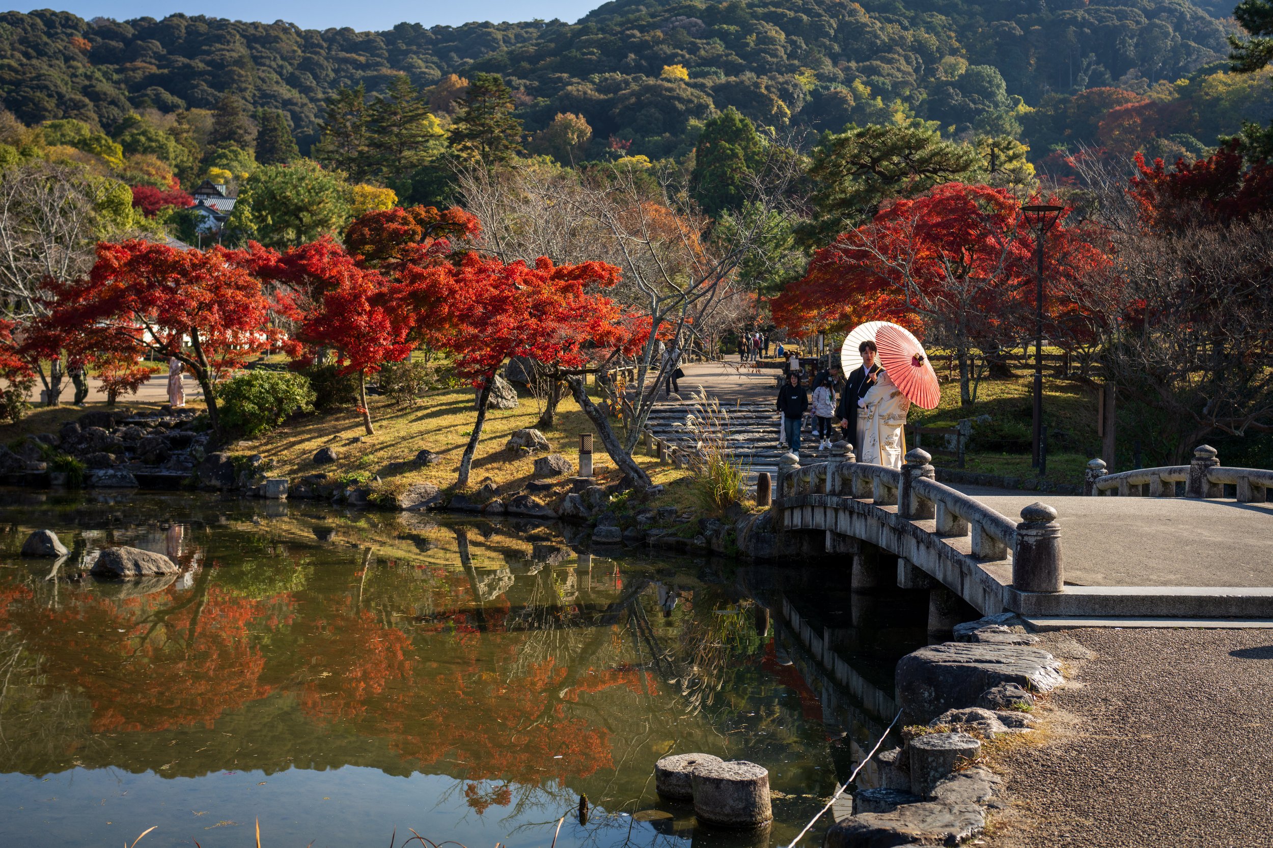  A couple taking photos at Maruyama Park (photo/Jason Rafal) 