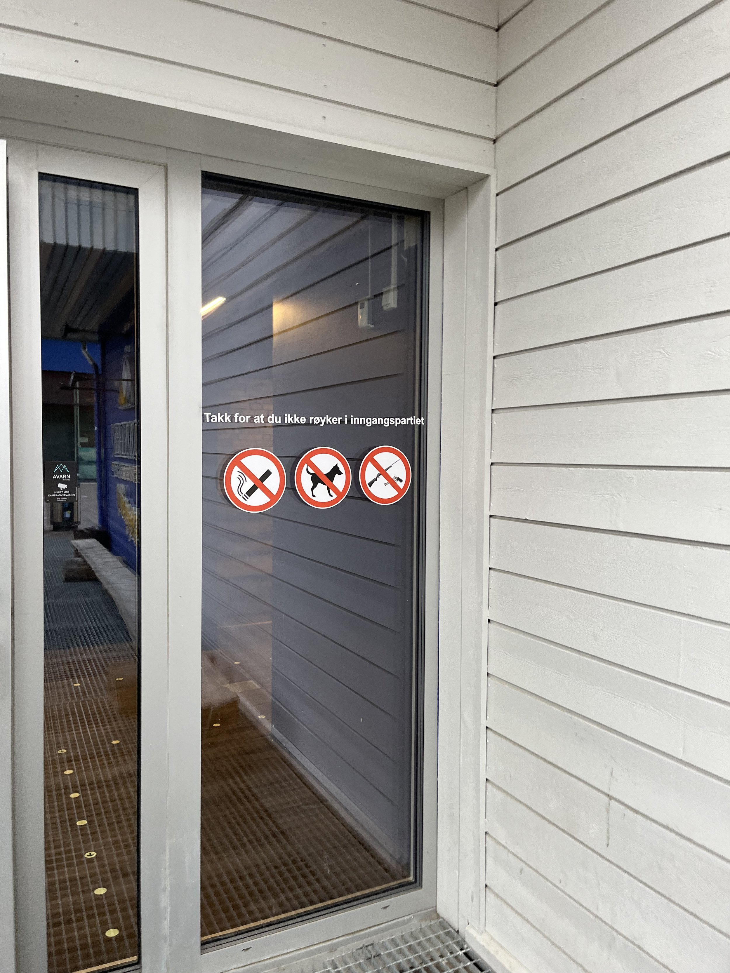  Three things not allowed inside public buildings in Longyearbyen (photo/Nicole Harrison) 