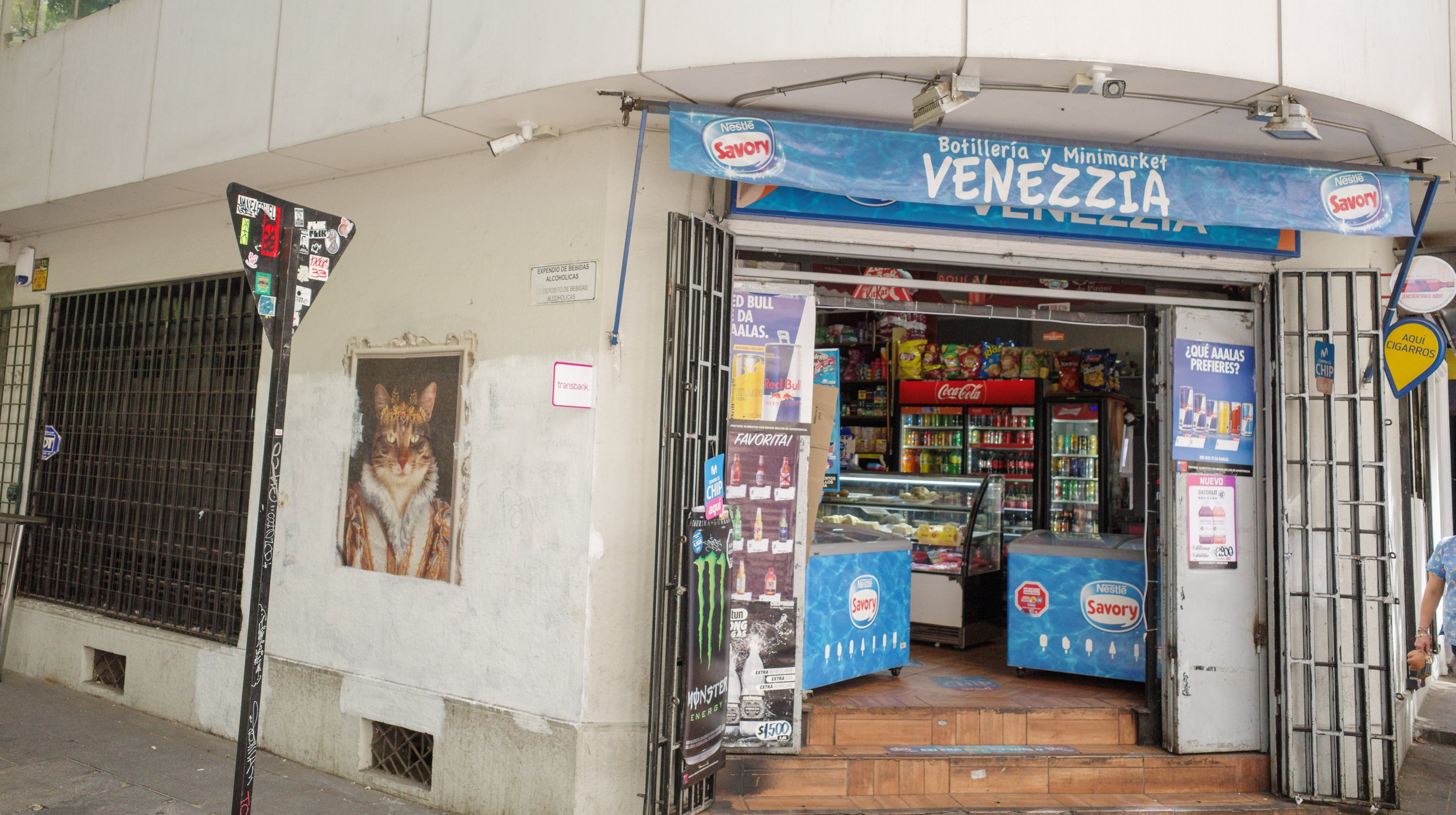  A convenience store with a painting of a royal cat (photo/Jason Rafal) 