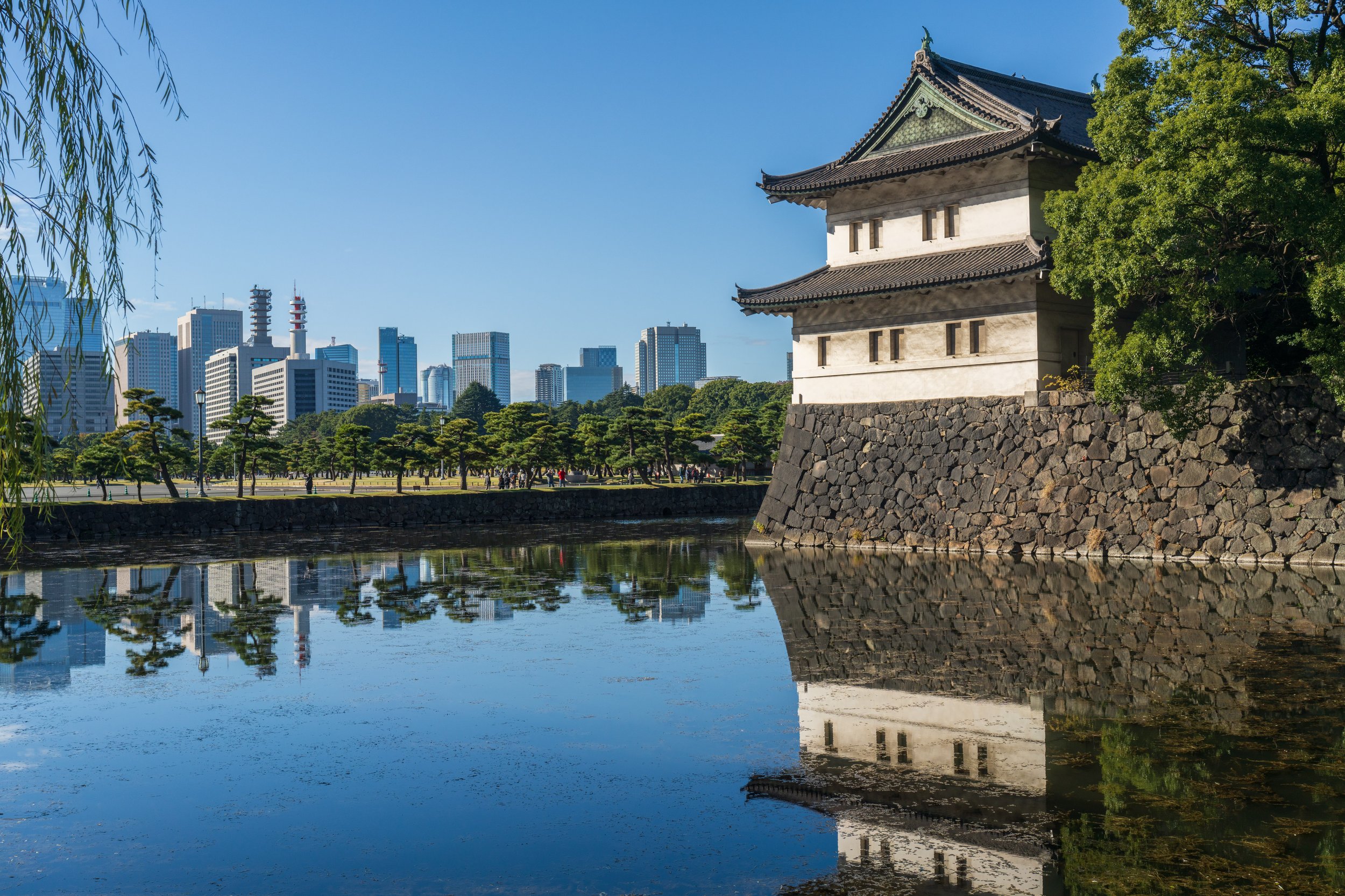  The Sakurada Tatsumi Yagura against the backdrop of the city (photo/Jason Rafal) 