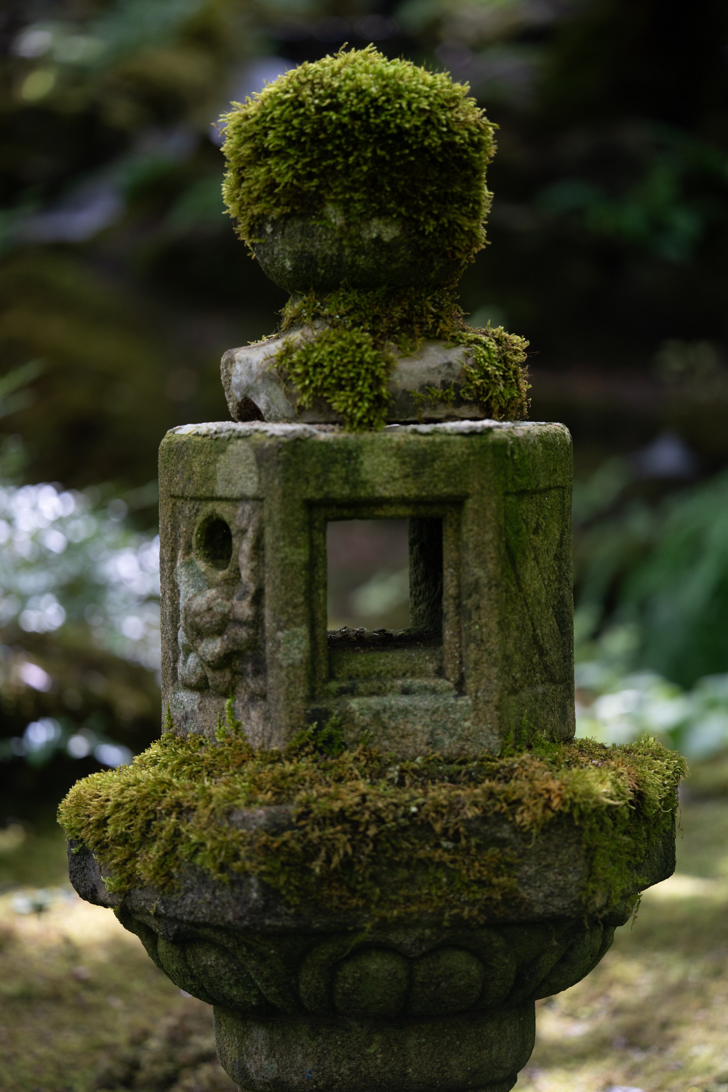  A stone lantern in the Japanese garden at Butchart Gardens (photo/Jason Rafal) 