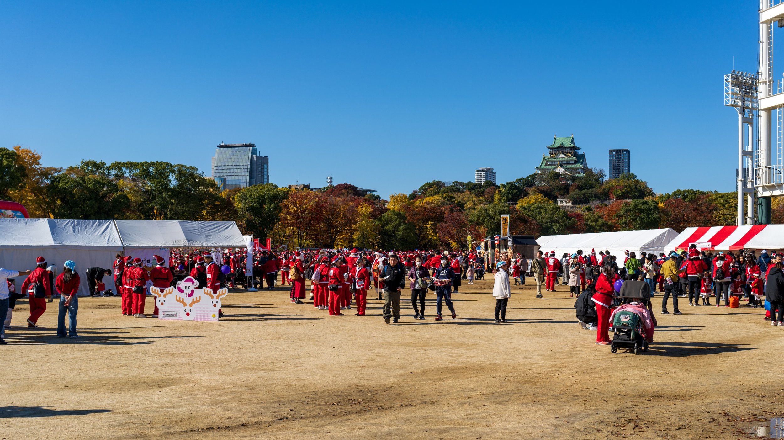  Santas filling Osaka Castle Park (photo/Jason Rafal) 