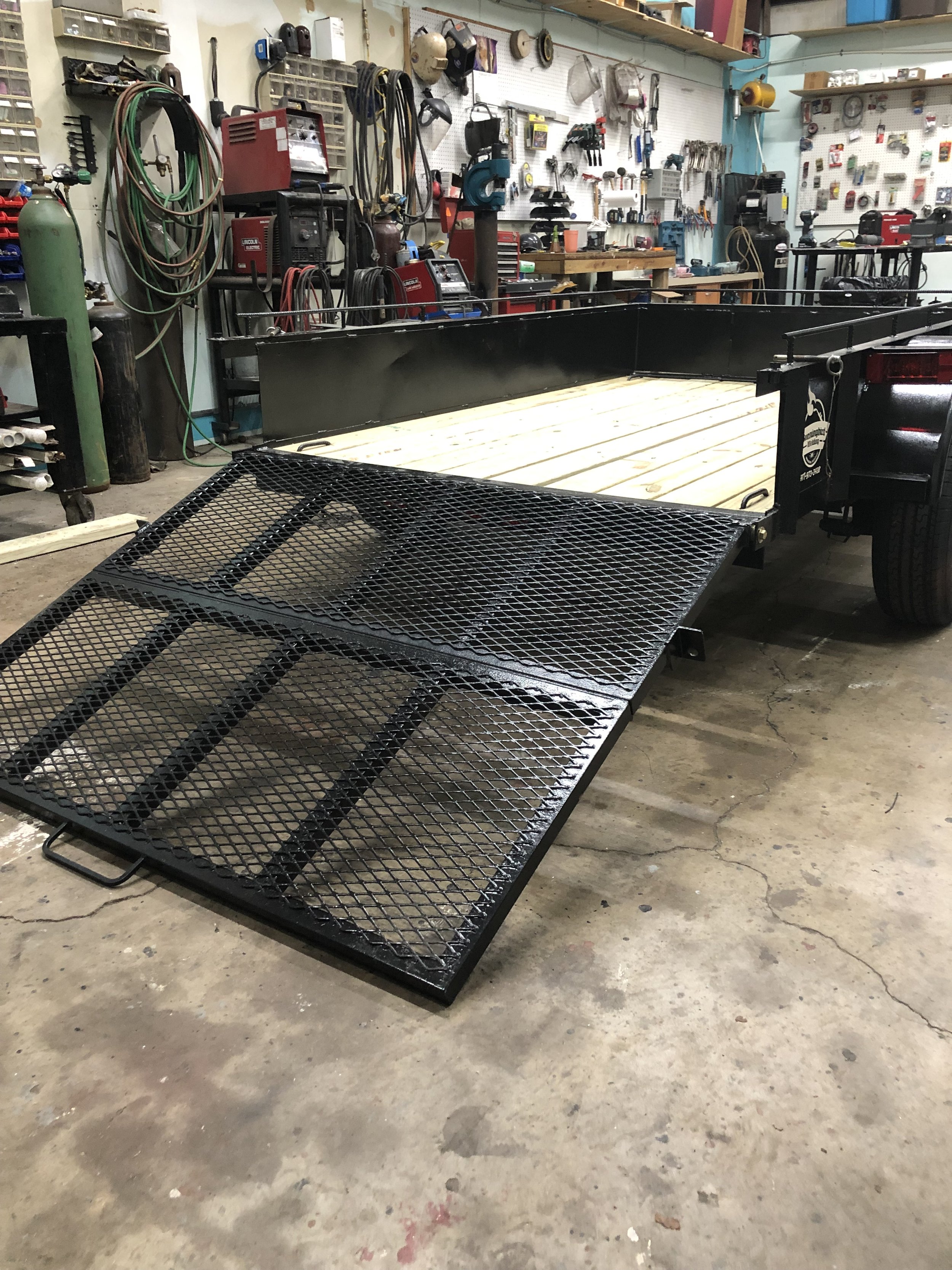 Bi-fold trailer ramp
