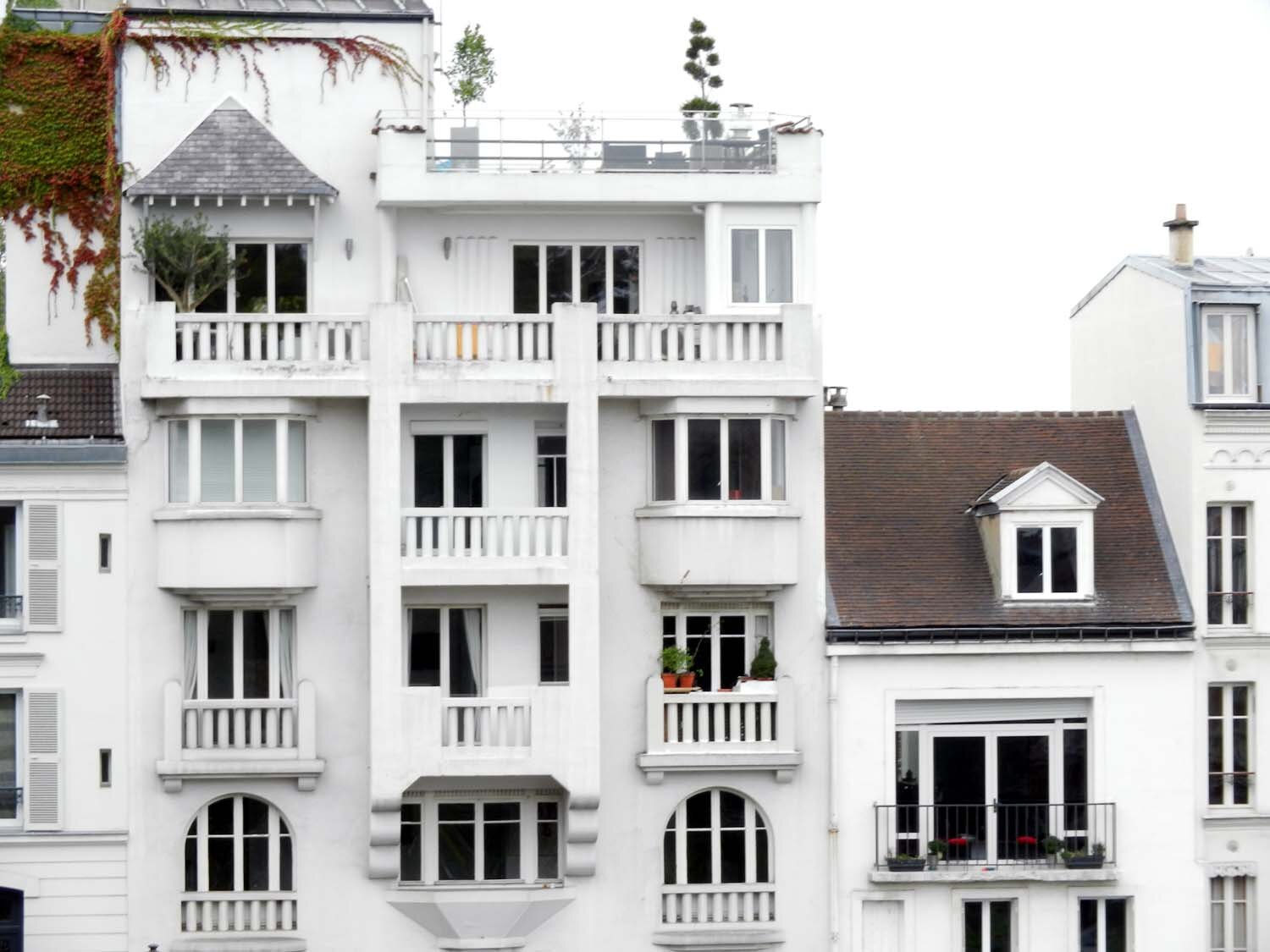 montmartre-building-paris.jpg