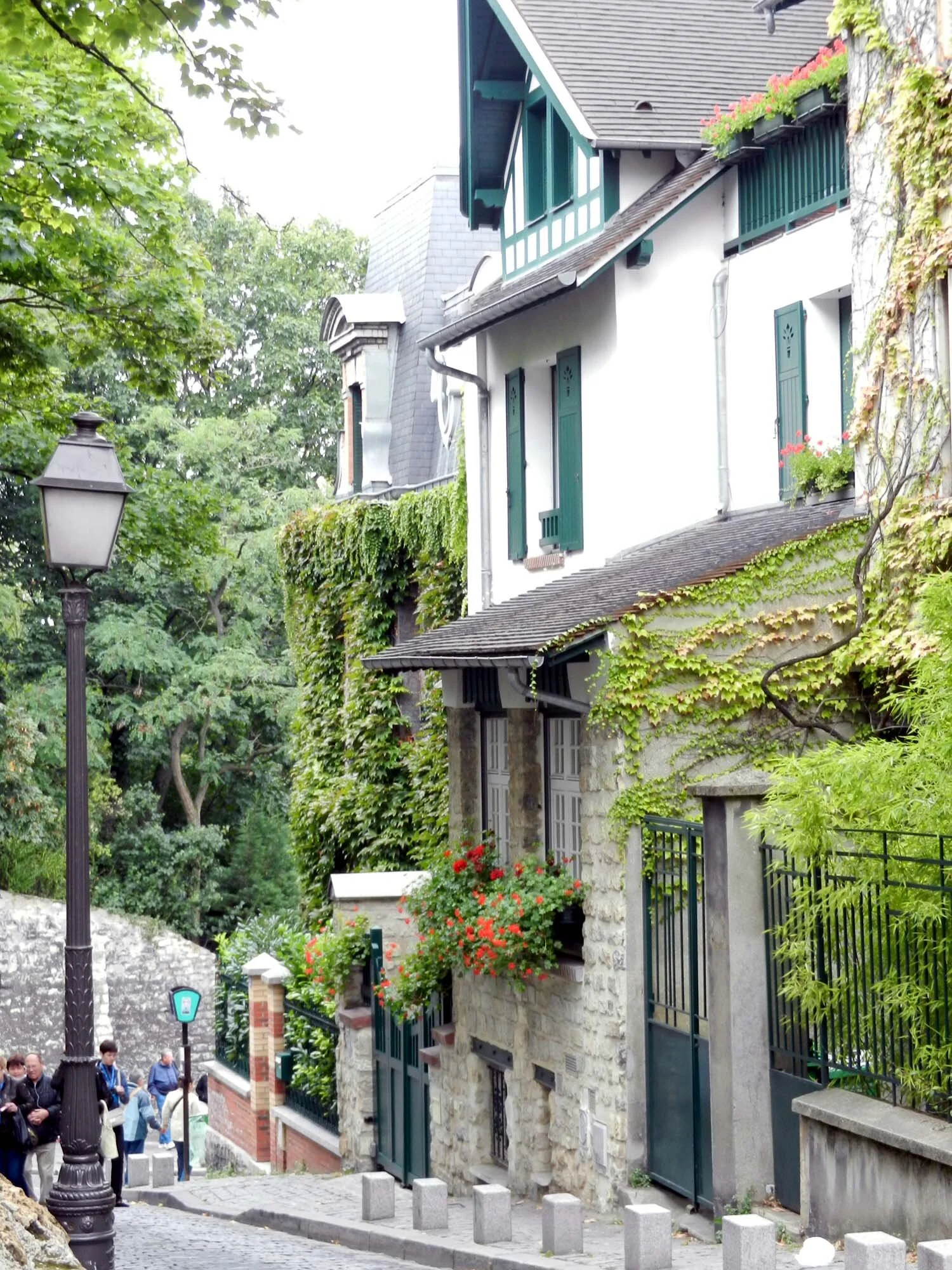 montmartre-street-paris.jpg