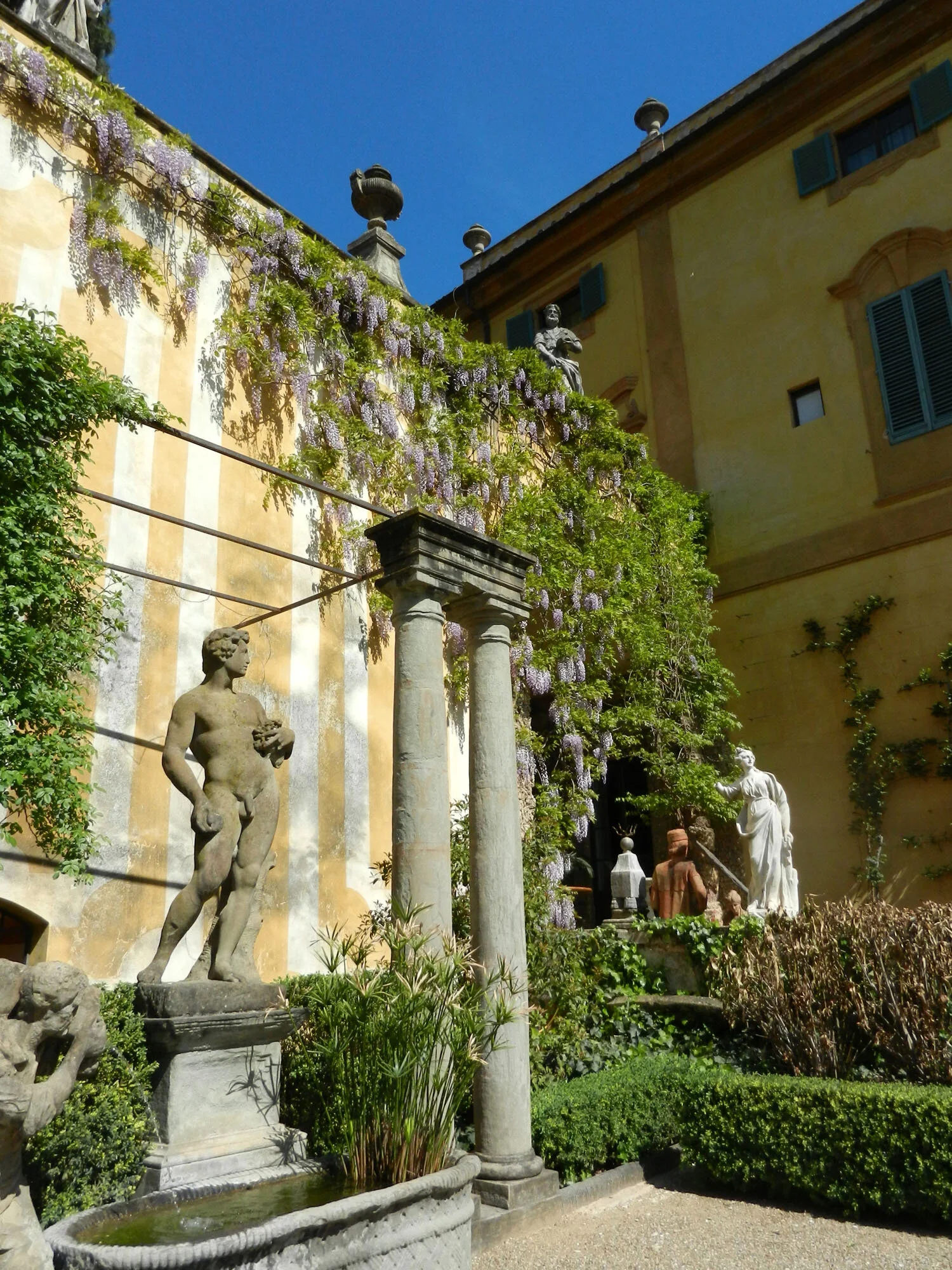 VillaCourtyard.jpg