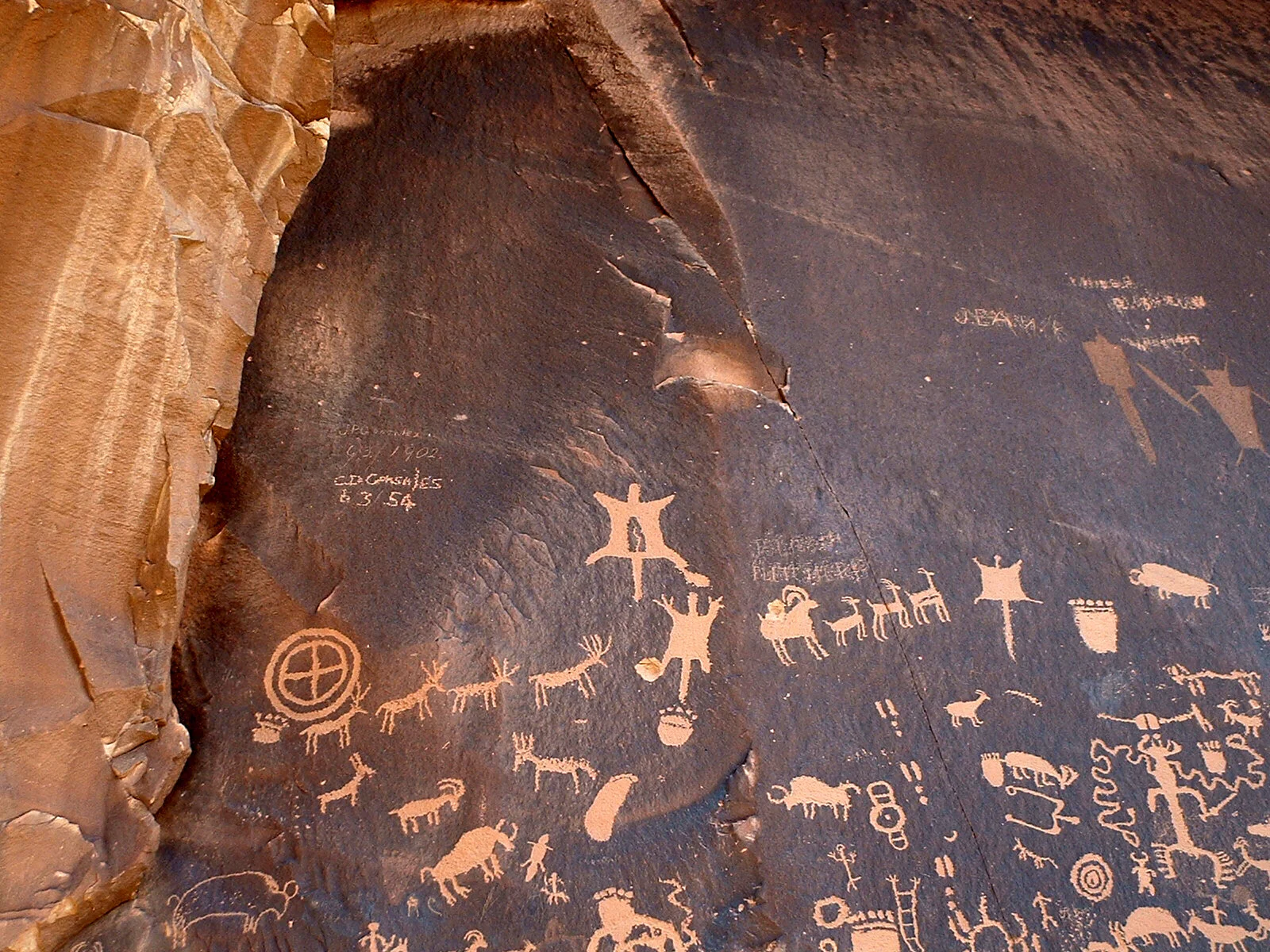 Newspaper Rock (2).jpg