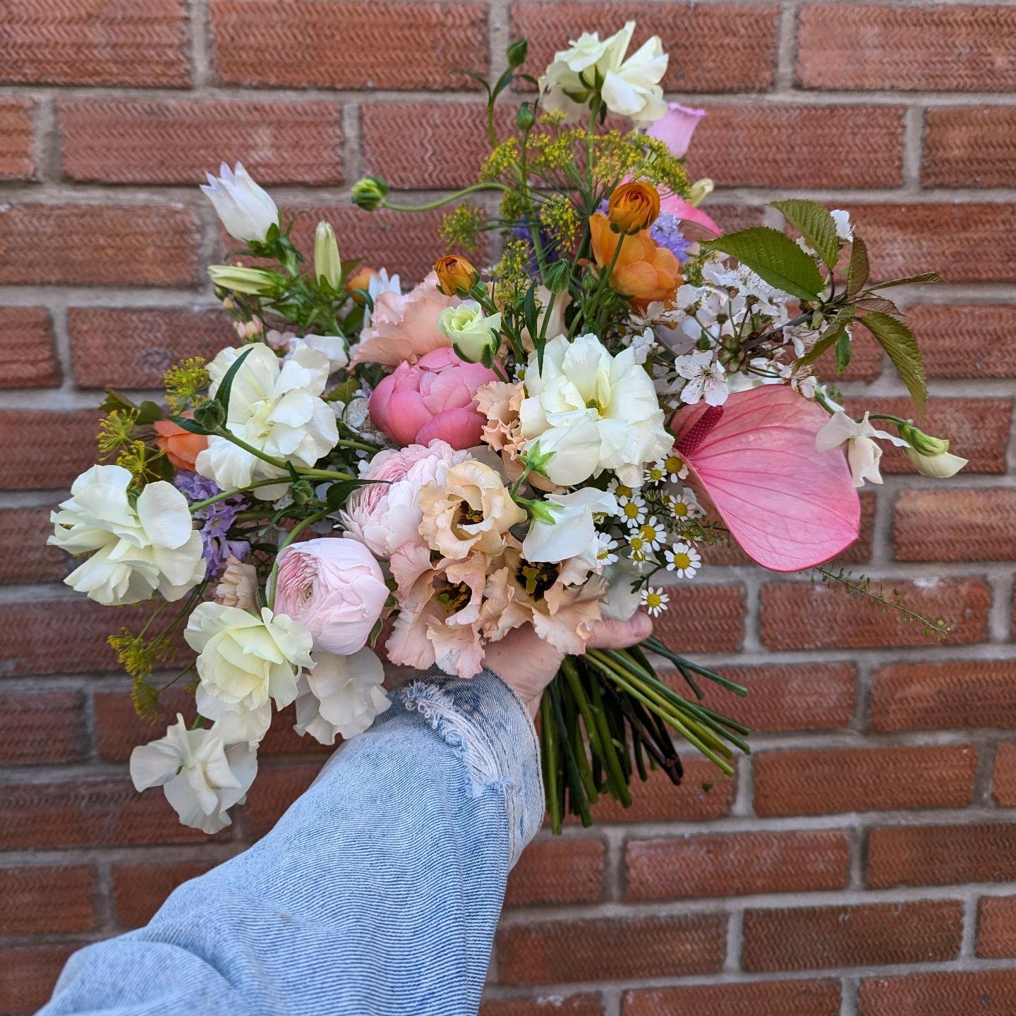 Some ruffly loose springtime blooms for Charlotte. 
.
From rambling wild flowers to perfectly curated blooms🌹🌻 Whatever your style, we've got you covered. Book a consultation with us to create something beautiful together for your wedding or event.