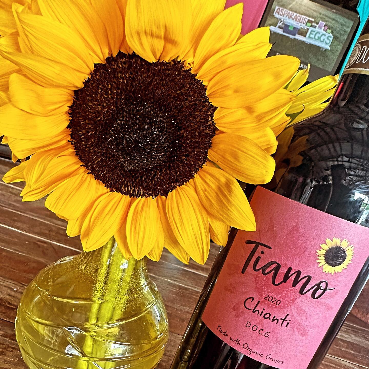 🌻 Buy a bottle of Tiamo Chianti, get 10 free sunflowers!! 🌻

🍷 Fresh flowers and wine are the perfect hostess gift! 💐

🍇 Made with organic grapes, &ldquo;Tiamo single vineyard Chianti is a superbly balanced wine with aromas of red fruits and vio