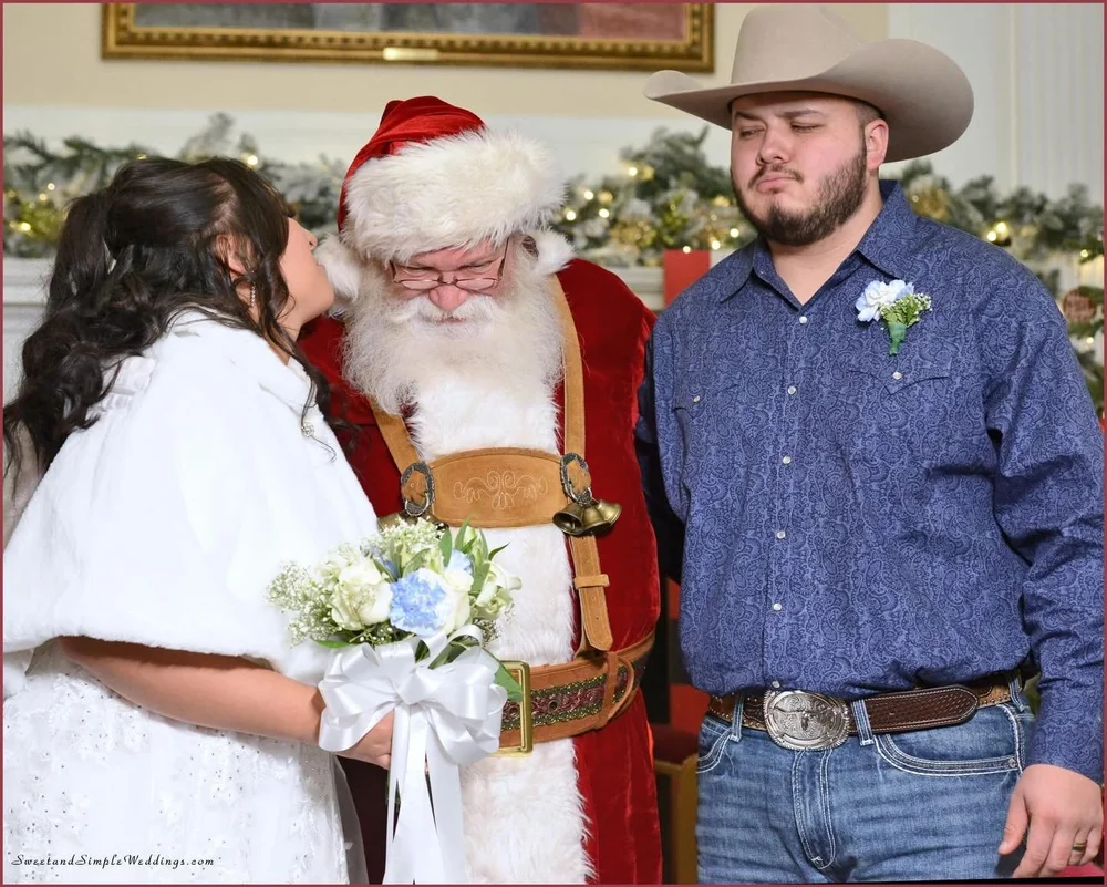 The holiday season is upon us, and it&rsquo;s time to join with those you love and celebrate! 

You never know who&rsquo;ll be in the neighborhood during your Sweet &amp; Simple holiday wedding, but the #HeartofWarrenton is filled with small-town cha