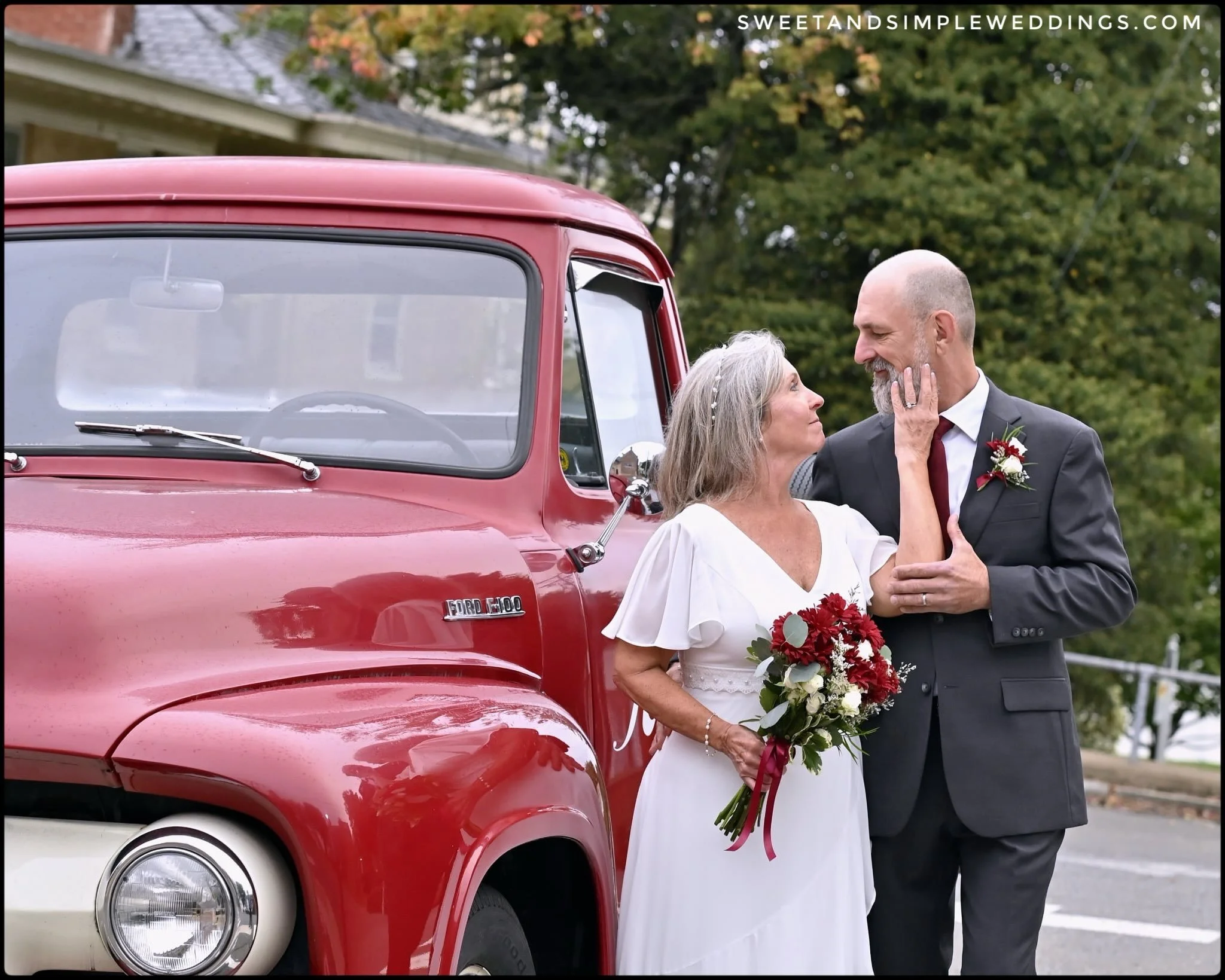Jennifer &amp; Frank share a moment of love at an iconic landmark in the #HeartofWarrenton ❤️

Congratulations on your years together and for sealing your bonds last weekend with an enchanting celebration! ❤️😎🥳💍

#virginiaisforlovers
#sweetandsimp