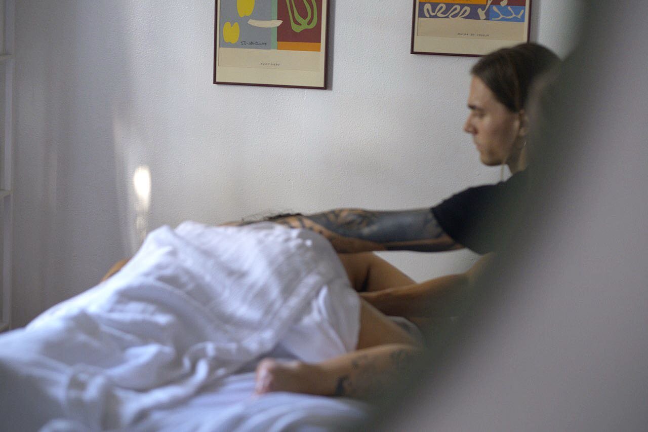 We have many sides. More than a front and a back. 

Esalen massage acknowledges this through touch that is dimensional and conforming to the infinite planes we embody.

Want to know what this feels like?

I have availability in Austin @potion.tx tomo