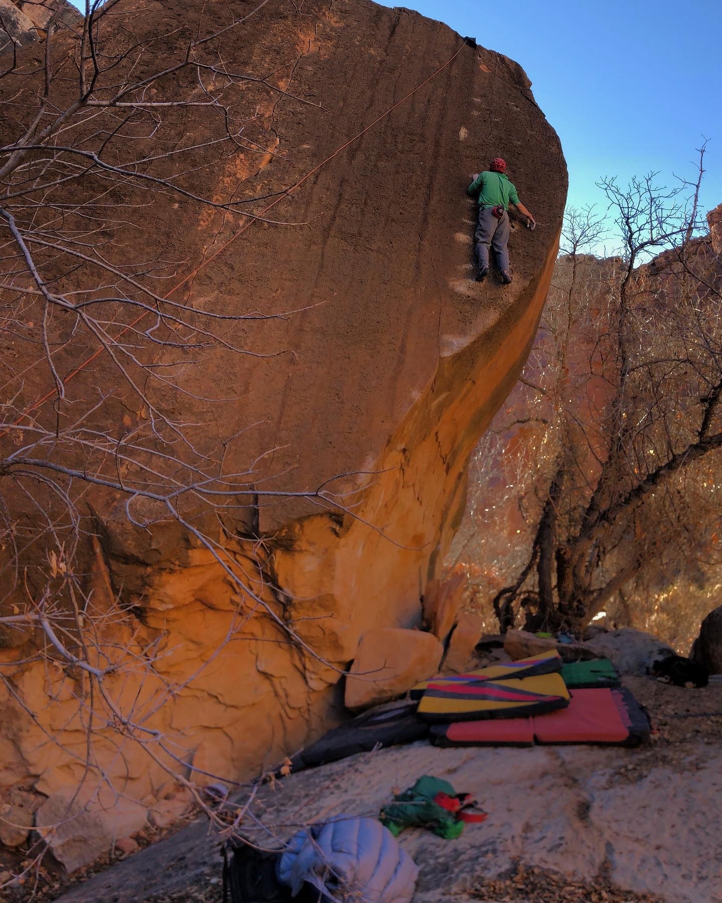 This week&rsquo;s guest @joelunema on &lsquo;Hells Bells&rsquo; A beautiful @matt_gentile1 line in the Flagstaff hinterlands.

📷:@jkmoehlman 

🎙️EP 293: Joel Unema &mdash; Unlocking V14 Finger Strength, the Key to Long Roof Boulders, and a Better W