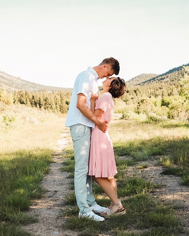 Happy Friday 🤩 I did their wedding video a few months back when it was FRIGID outside ☃️ like literally so freaking cold!! So this was a nice change of weather for round two for these cuties! Love seeing past clients so much ☺️