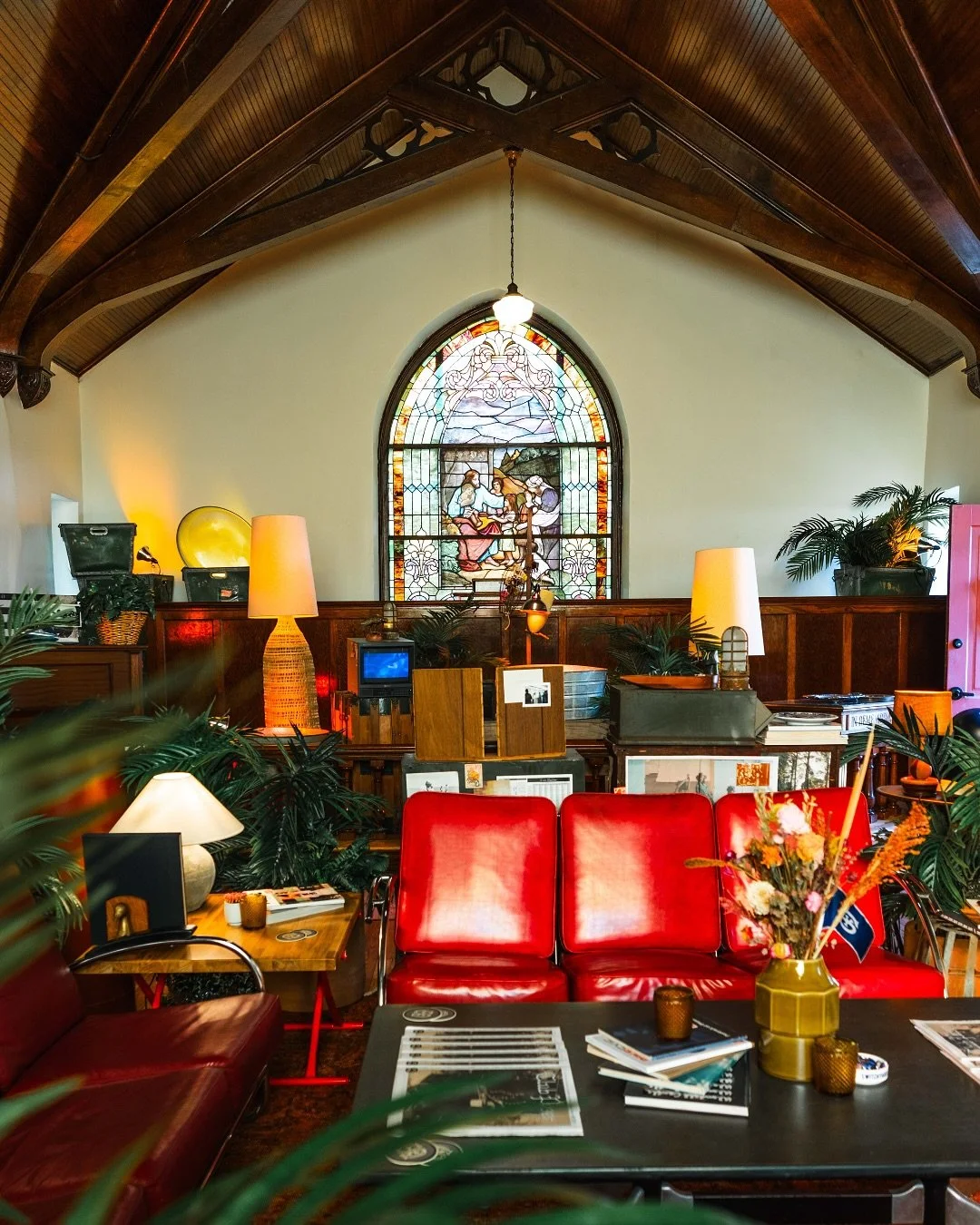 It’s not every day ya get to eat caviar and drink martinis in a.........Switchyards.
“Captain’s Quarters” presented by Switchyards.
We partnered with @oystersouth_ and @kimballhouse to create a pop-up VIP lounge for their an