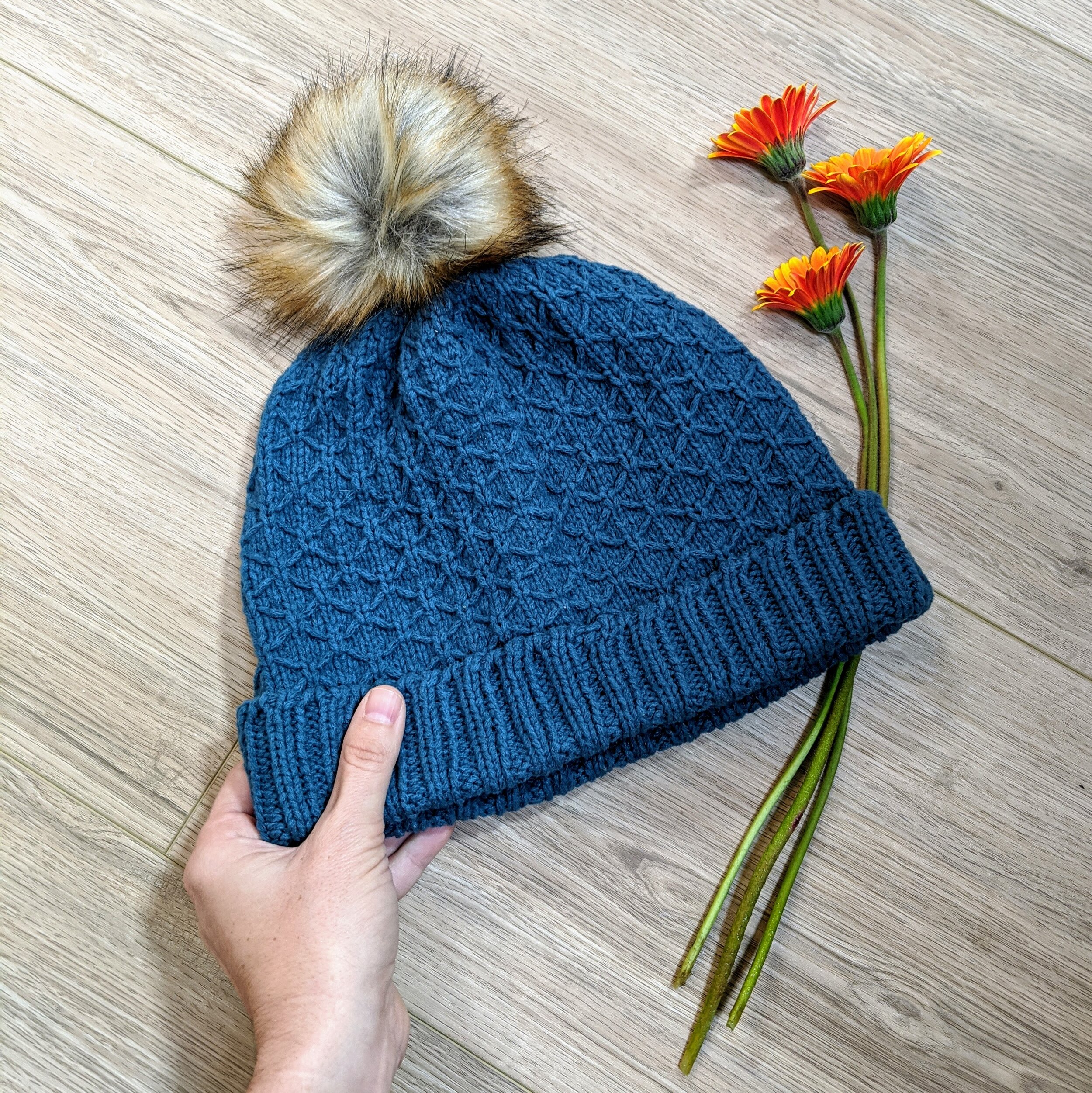 Cable knit beanie with fur pompom (+ the free knitting pattern I