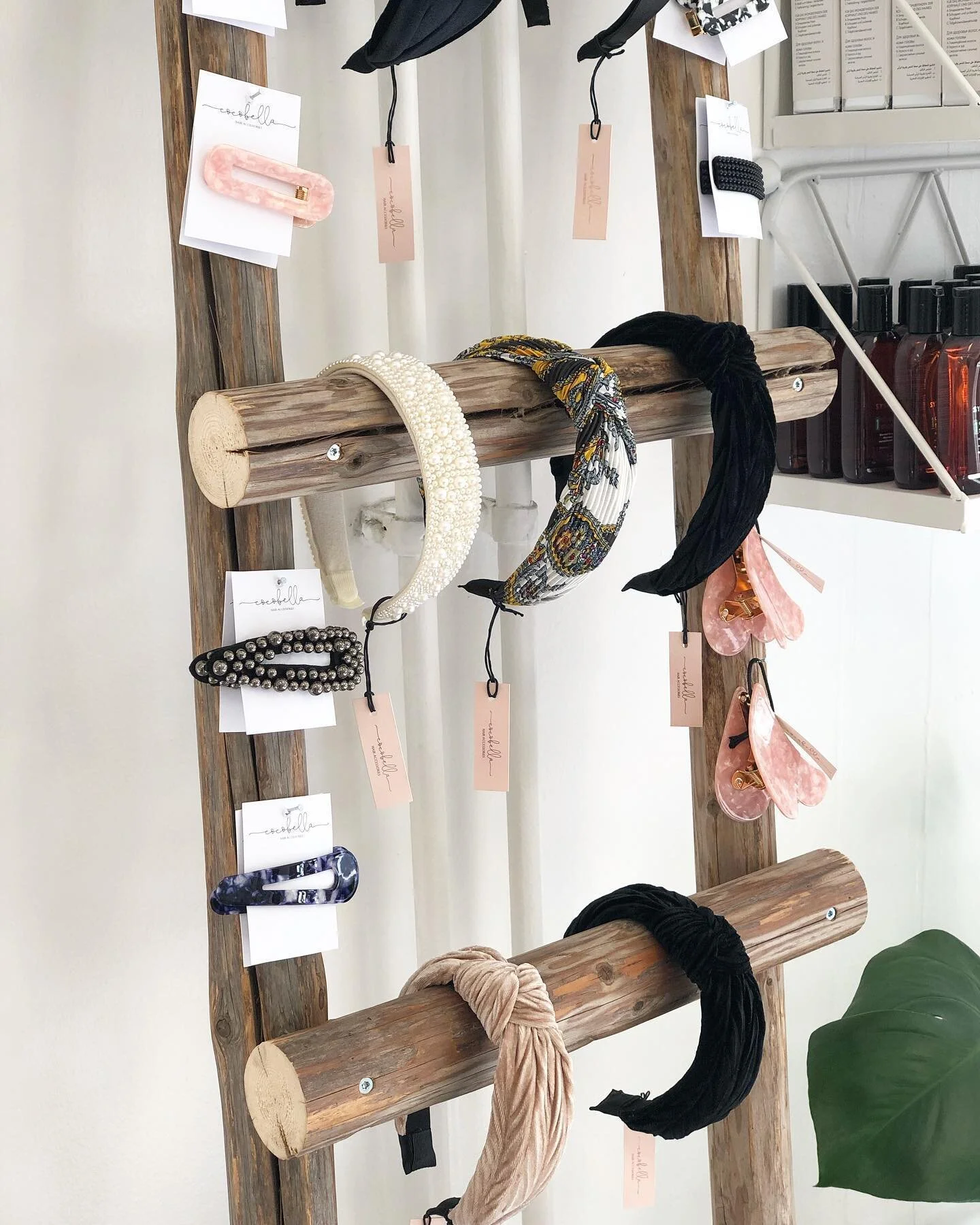 @cocobellahairaccessories &rsquo;n ihanat pannat, pinnit, hiuskoristeet ja donitsit saapuivat! ✨
T&auml;st&auml; valikoimasta l&ouml;ytyy niin arkeen kuin juhlaan jotain p&auml;&auml;h&auml;n pantavaa. 
Pannat 18,50&euro;
Pinnit 7,50&euro;
Donitsit 8