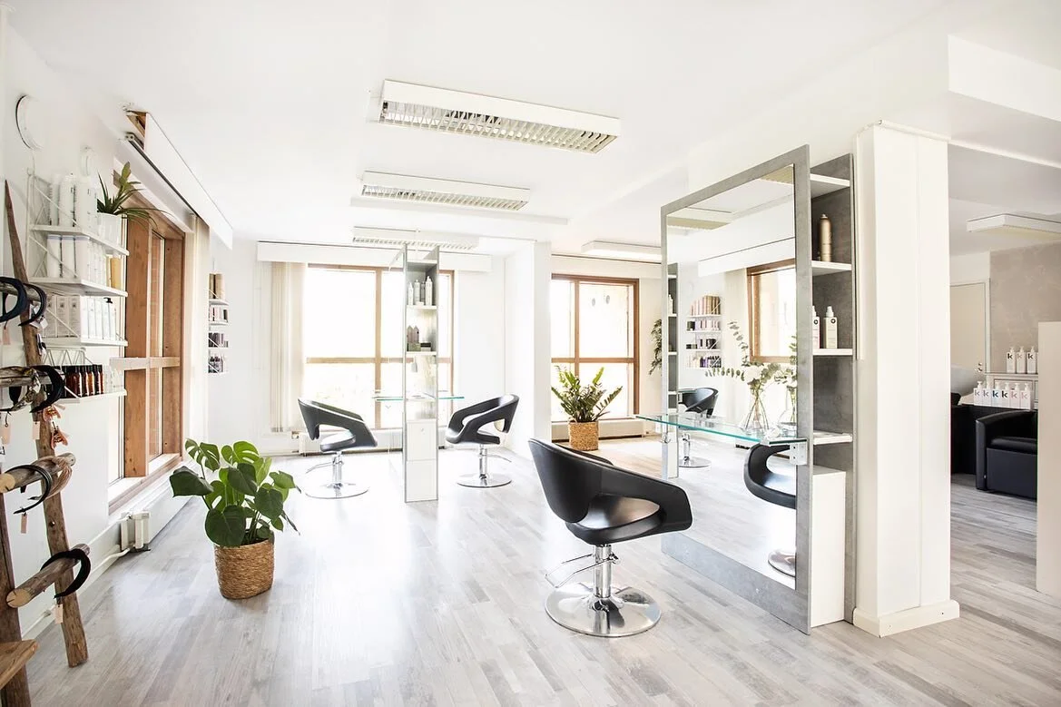 HIUSSALI SH syntyi ajatuksesta, ett&auml; kampaamokokemus on paljon enemm&auml;n kuin vain kauniit hiukset. Spa-tunnelma, kiireett&ouml;myys ja seesteinen ymp&auml;rist&ouml; tekev&auml;t k&auml;ynnist&auml; rentouttavan ja rauhallisen. ✨⁣
⁣
Meid&aum