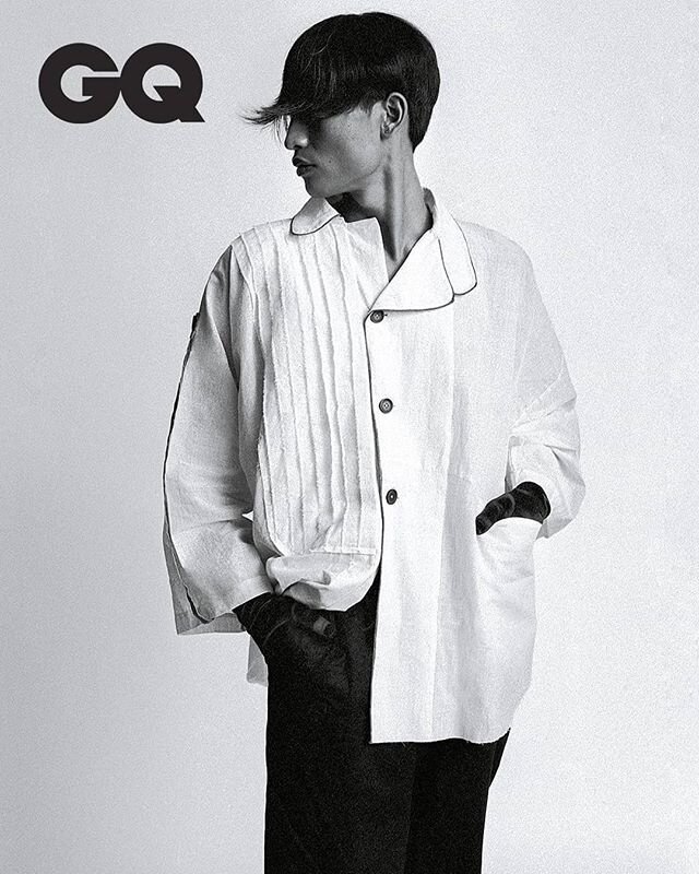 Textile designer @_naushadali_ converts an old handloom sari into an oversized men's shirt for #TheWhiteShirtProject @gqindia. #TextilePlay #PatternMaking #Styling #Menswear #CelebrateIndianDesigners