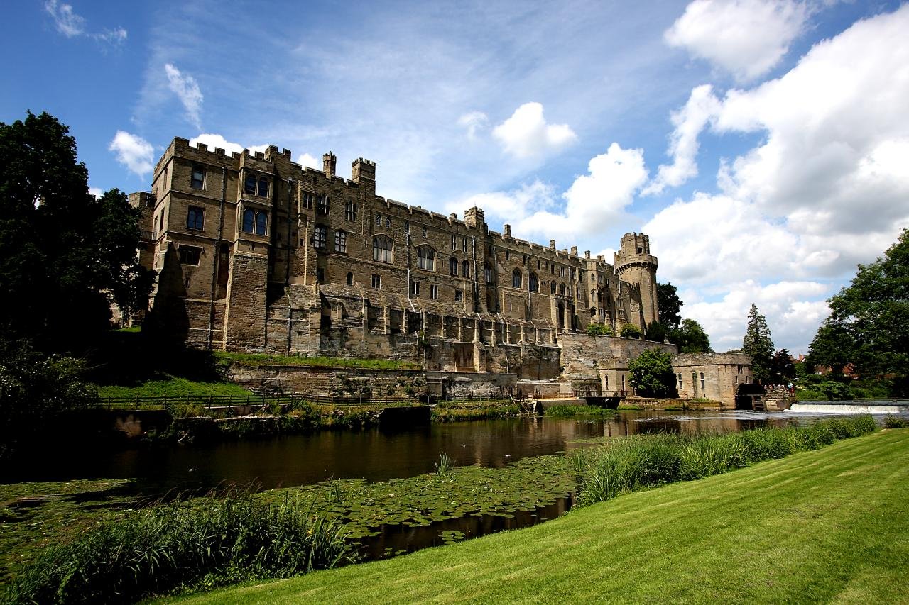 Exterior_of_Warwick_Castle_from_across_the_River_Avon,_2009.jpg