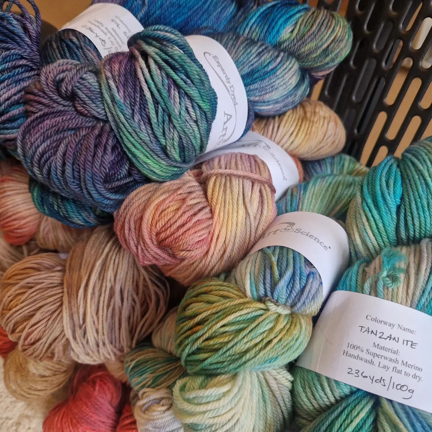 The @cotswoldwoolweekend is rapidly approaching and I've been busy dyeing, labelling, and organising everything! I absolutely love seeing my yarn all dolled up with professional touches (like labels!) as it really legitimises my return to the fiberar