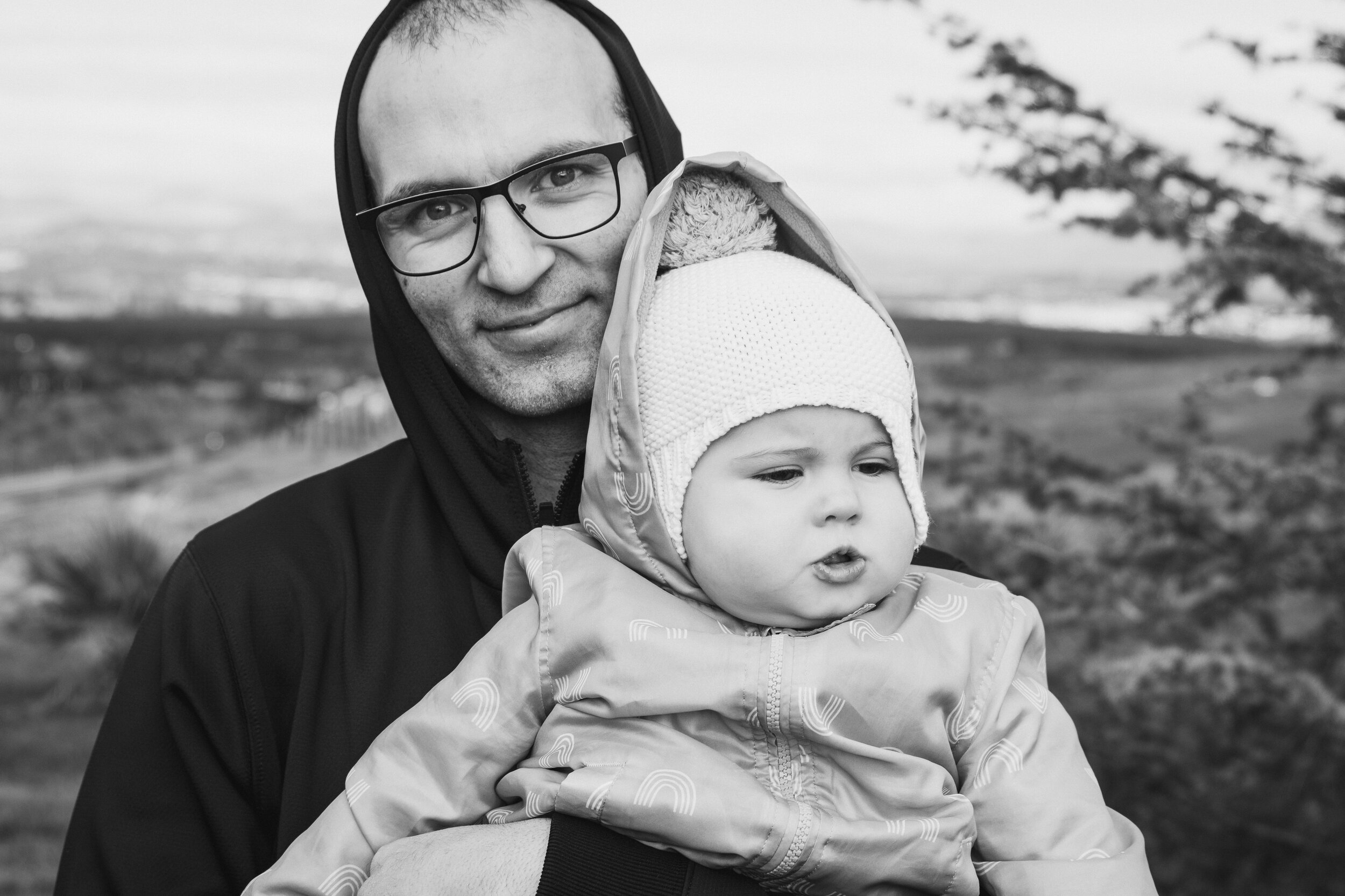 Canberra Family photography AJ Nitz Images: Dad hugs daughter at the arboretum