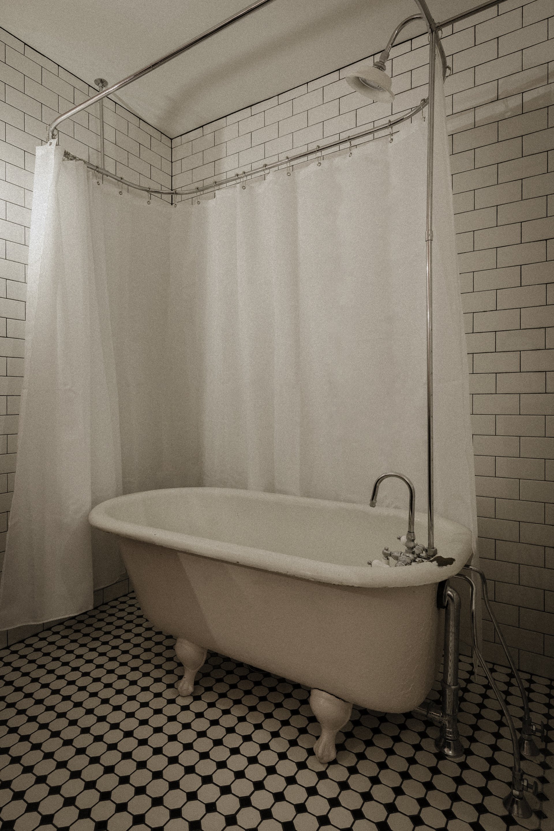 RH-Room311-Bathtub-V-Web.jpg