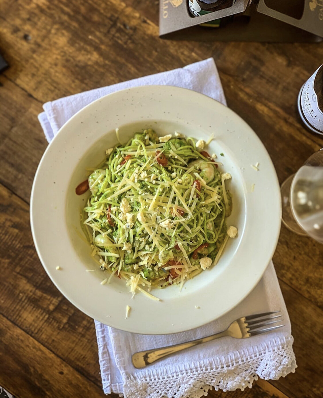 Espaguete ao Pesto de Couve com Gorgonzola e Camarão