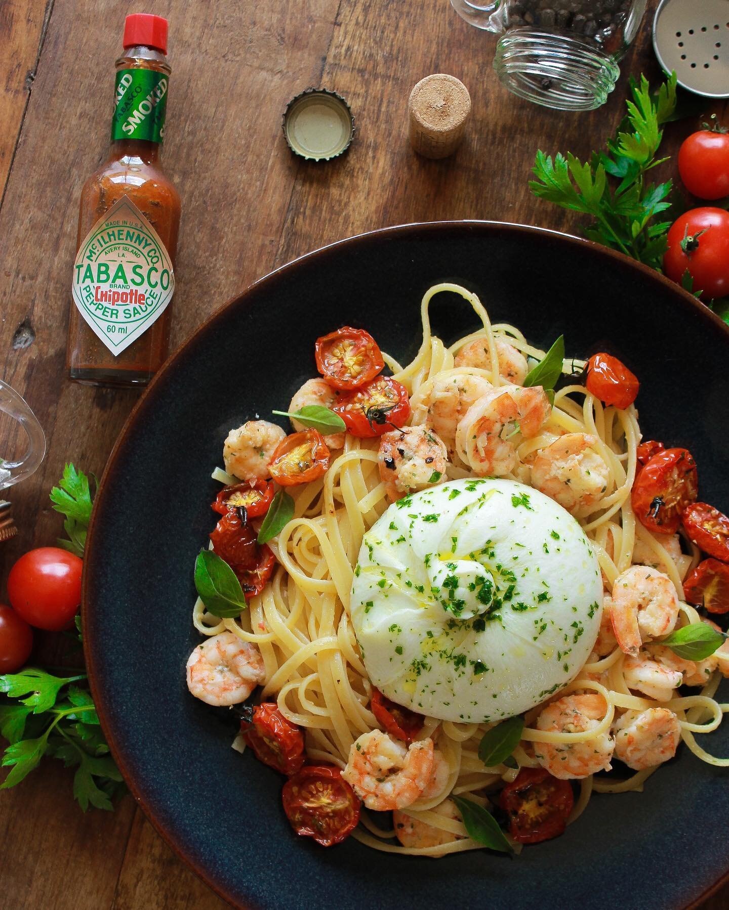 Crush de quinta: Camar&otilde;es temperados com TABASCO&reg; Chipotle, burrata, tomates confitados e um maravilhoso fettuccine. 🍝🌶❤️ Bora?
_____
#Tabasco @tabascobrasil #TabascoSauce #chipotle #TeamTabasco #fettuccine #aglioeolio #burrata #cheese #