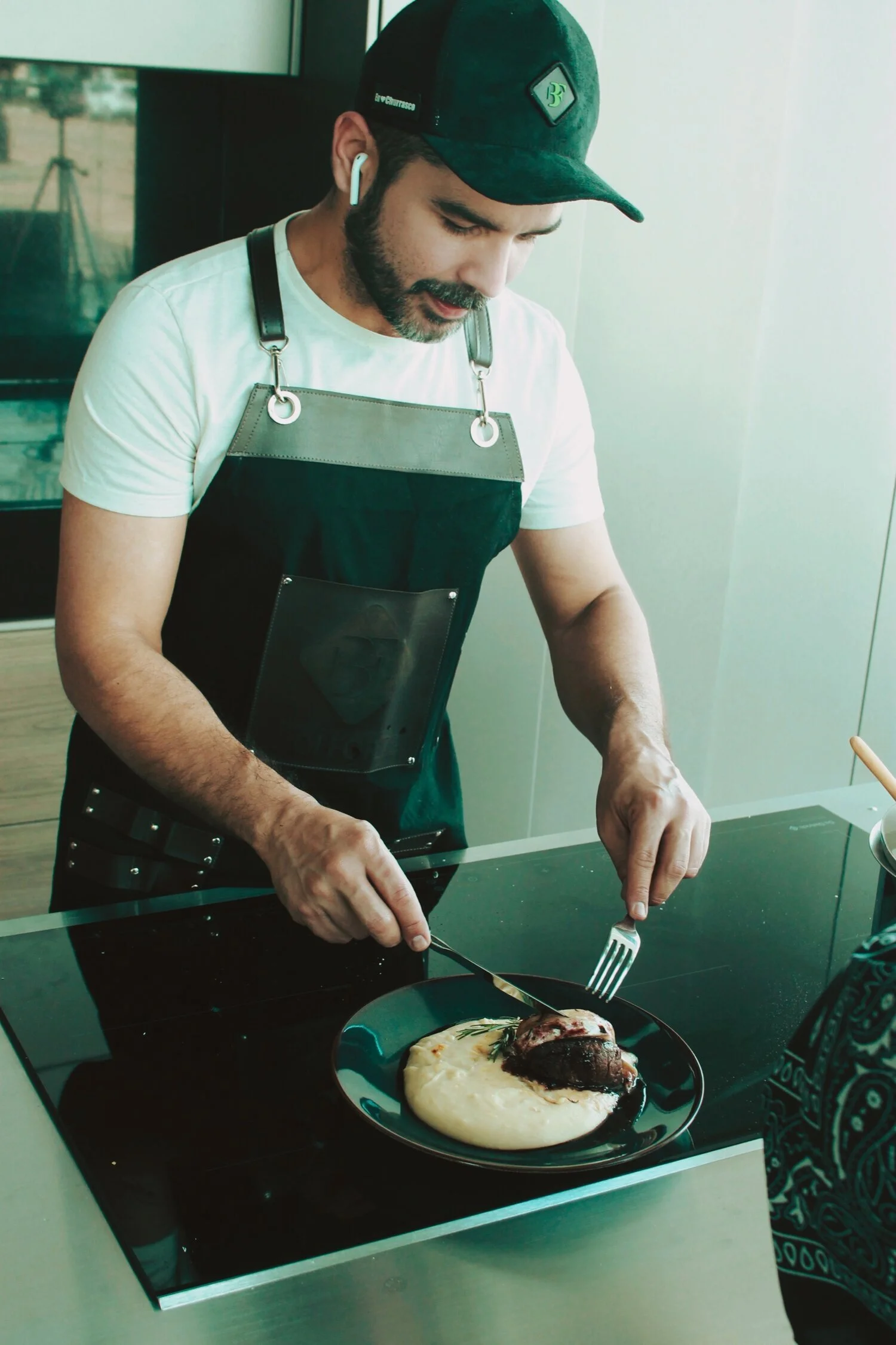 Medalhão de Filé Mignon com Brie, Aligot e Redução de Vinho do Porto