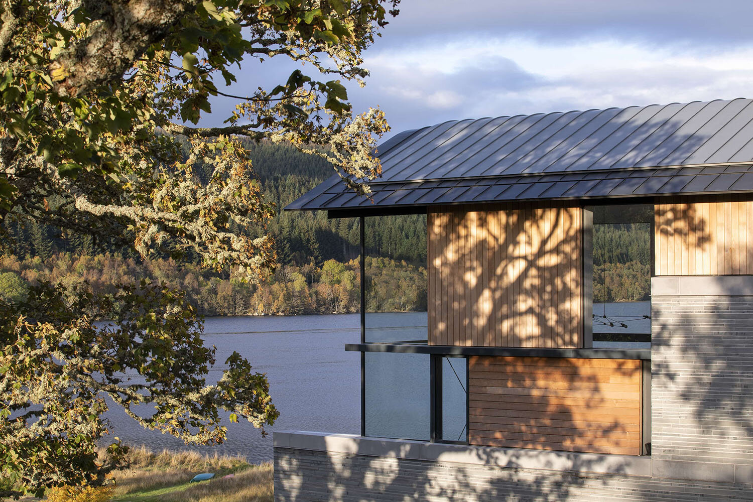 EAA-edinburgh-architecture-association-scotland-2020awards-ambassador-shortlist-WT-Architecture-Loch-Tummel-House-credit-Dapple-Photography.jpg