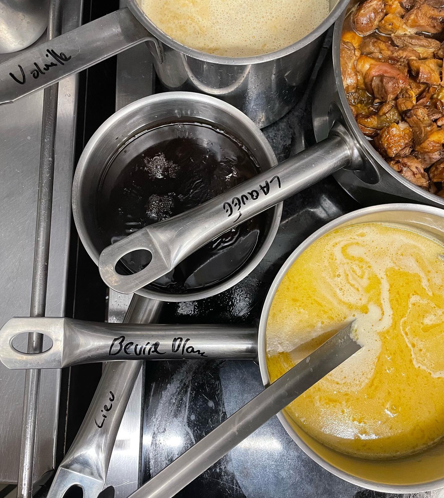 Poste en place, comme on les aime 🔥

#miseenplace #posteenplace #pretpourleservice #3mac #terre #terrerestaurant #carr&eacute; #organisation #casserole #fourneau #sauce #saucier