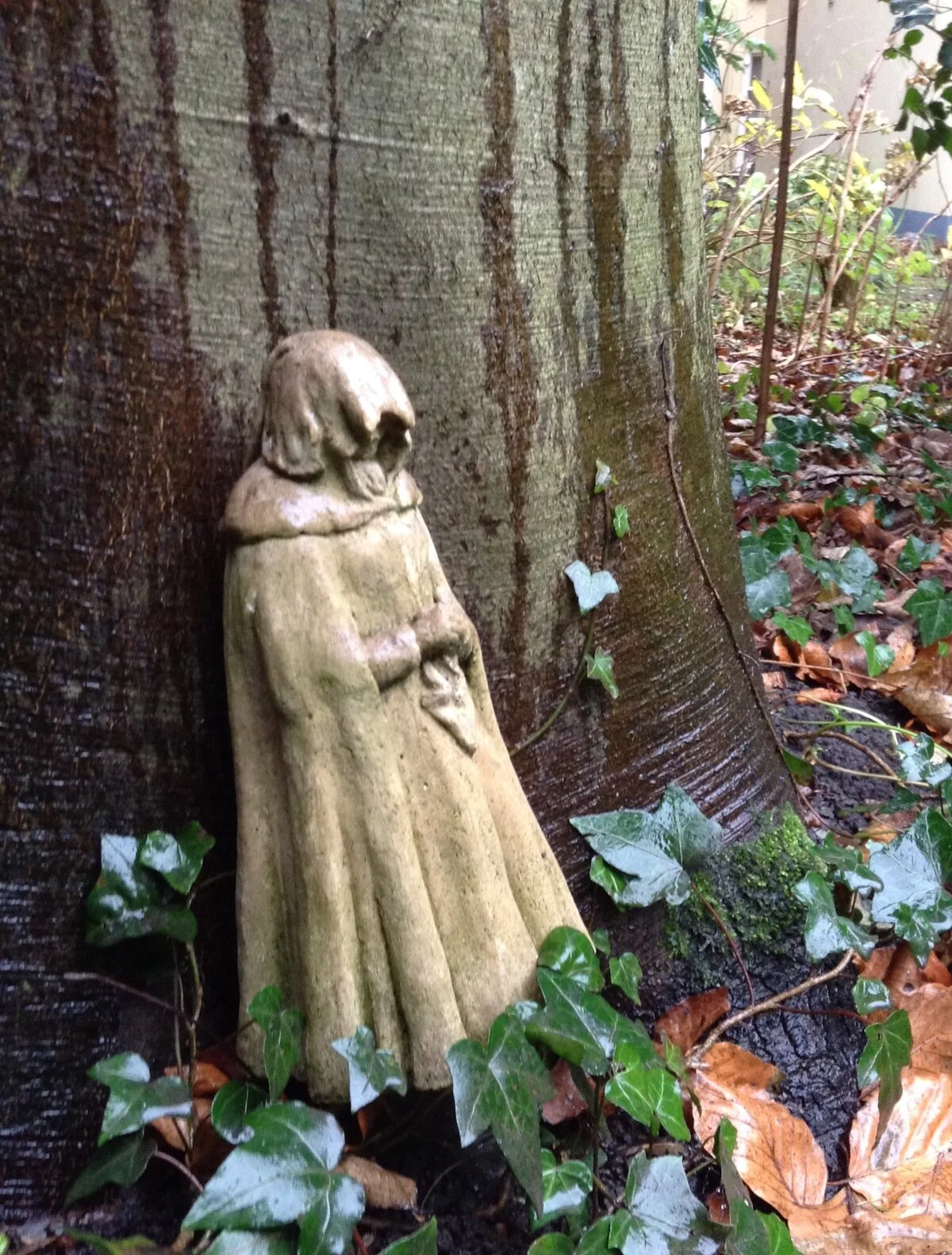 mourner vrouw buiten.JPG