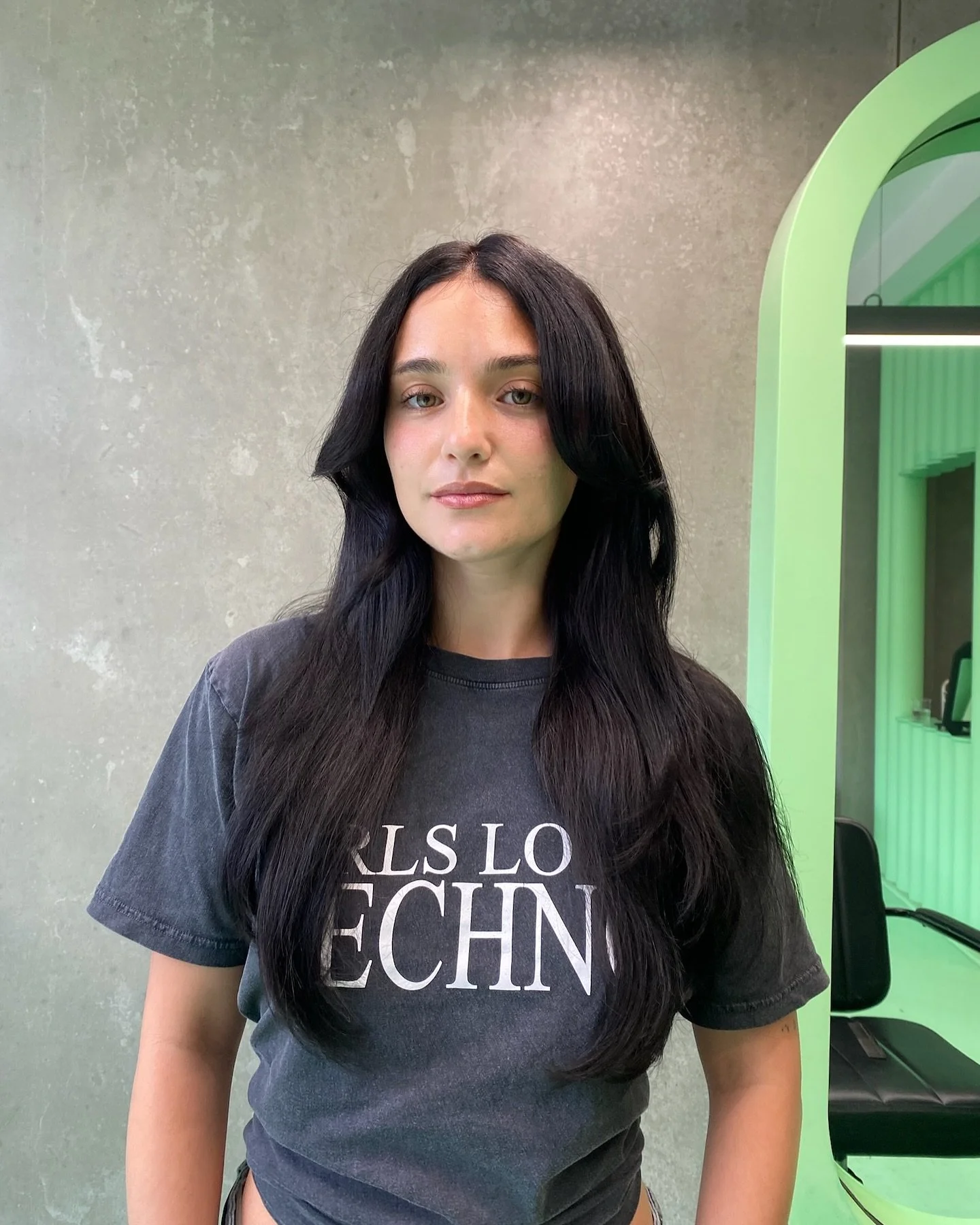 EL 🤝🏼 HANNAH
Deep &amp; dark full head tint for Hannah - and neverrrr sleep on getting that big bouncy blowee. 

@50shadesofely 
@hannah__dasilva