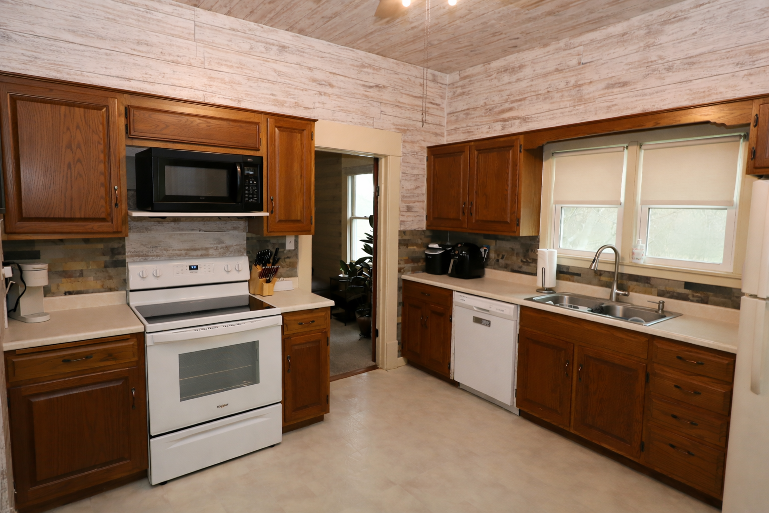 Classic L-shaped kitchen setup.png