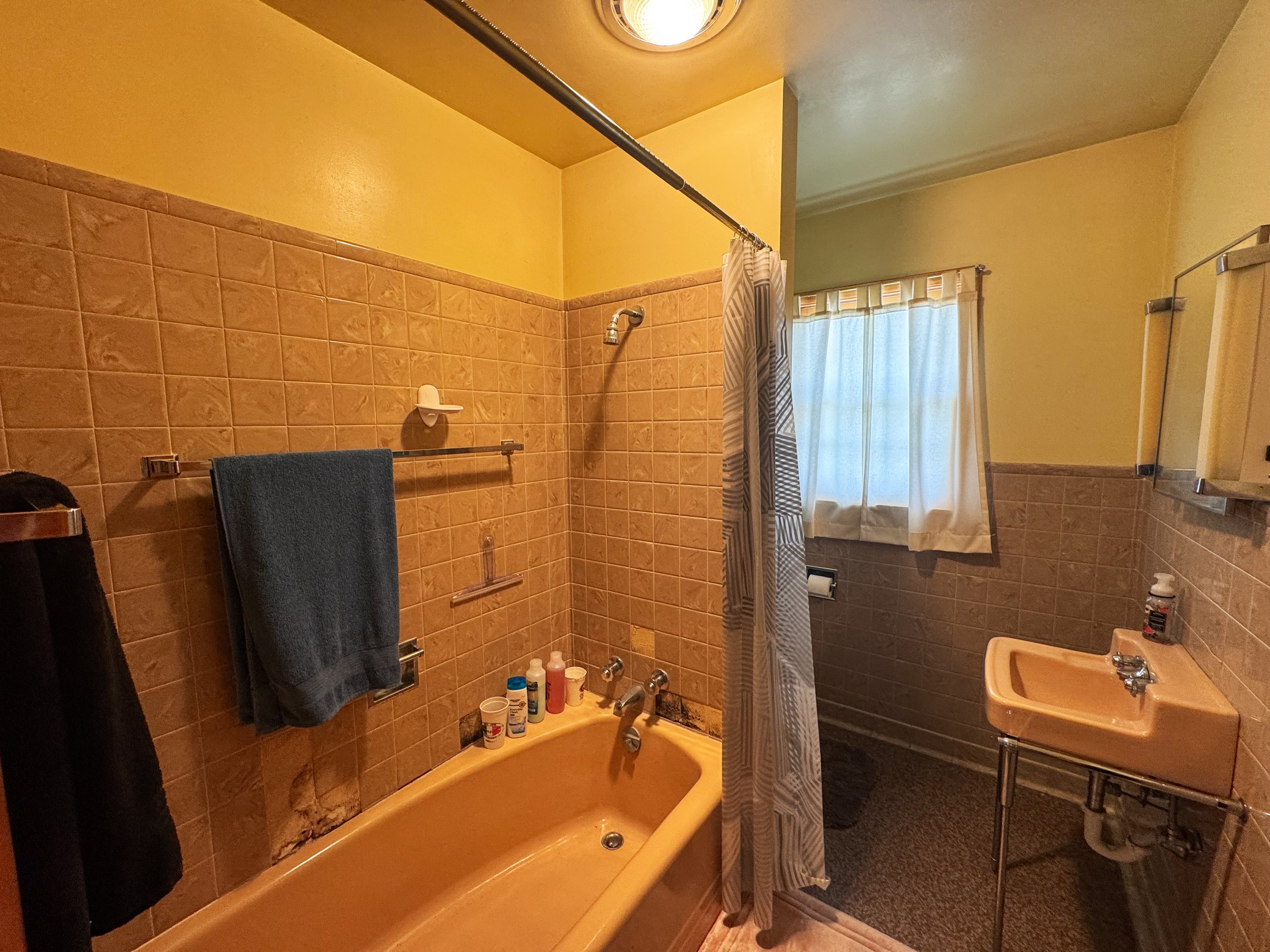 Main Floor Full Bath
