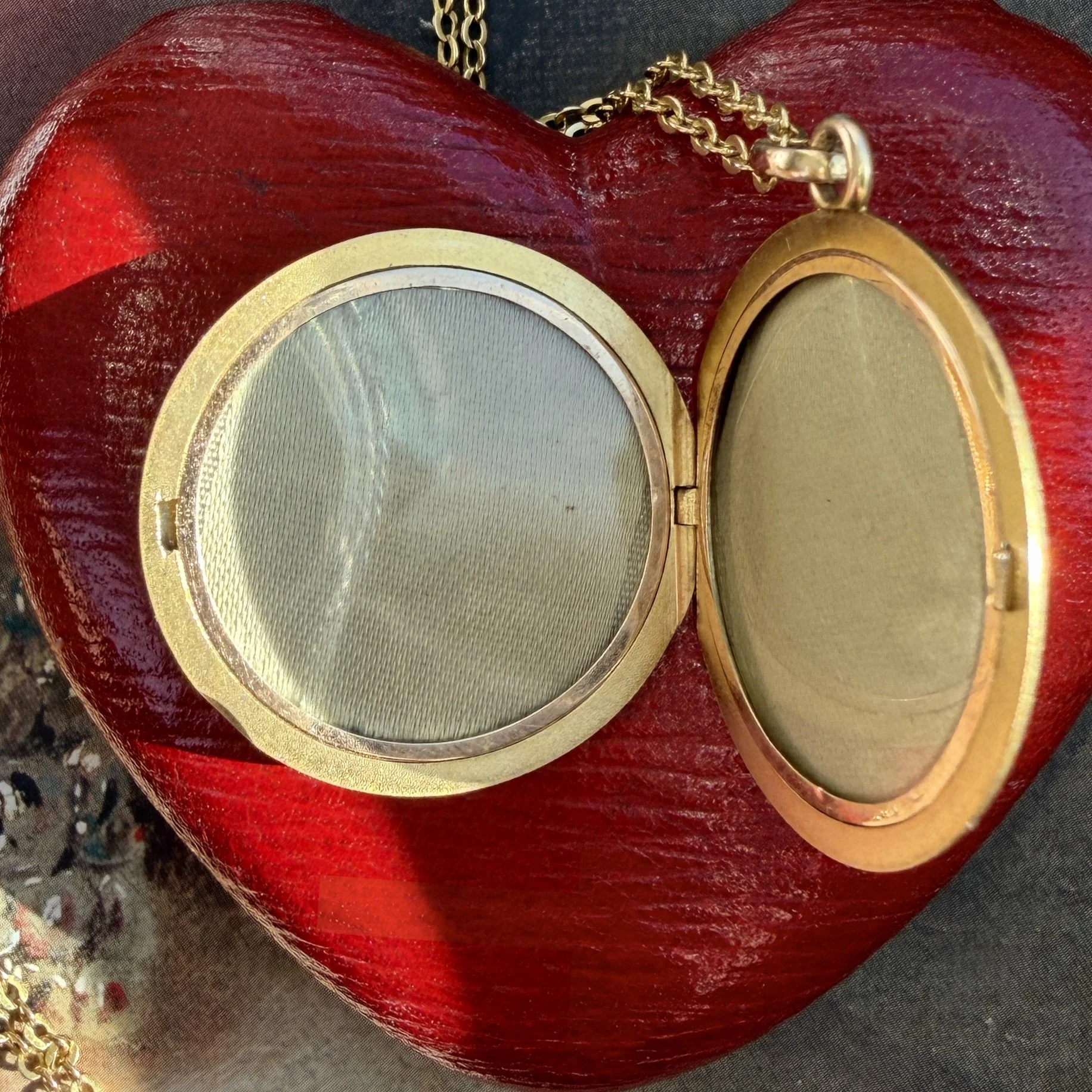 Antique Art Nouveau Gold and Enamel Gibson Girl Question Mark Locket -- Interior