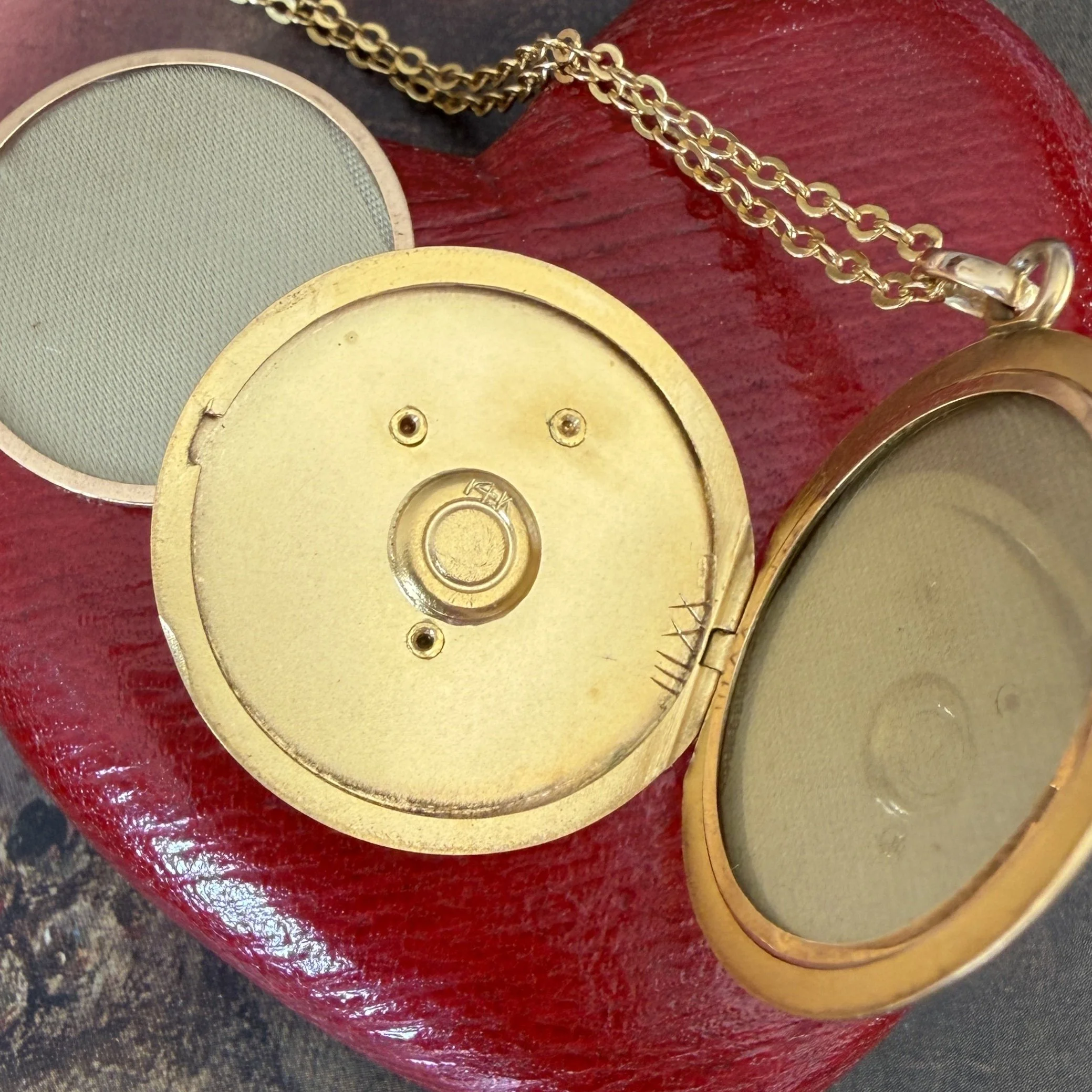 Antique Art Nouveau Gold and Enamel Gibson Girl Question Mark Locket -- Interior