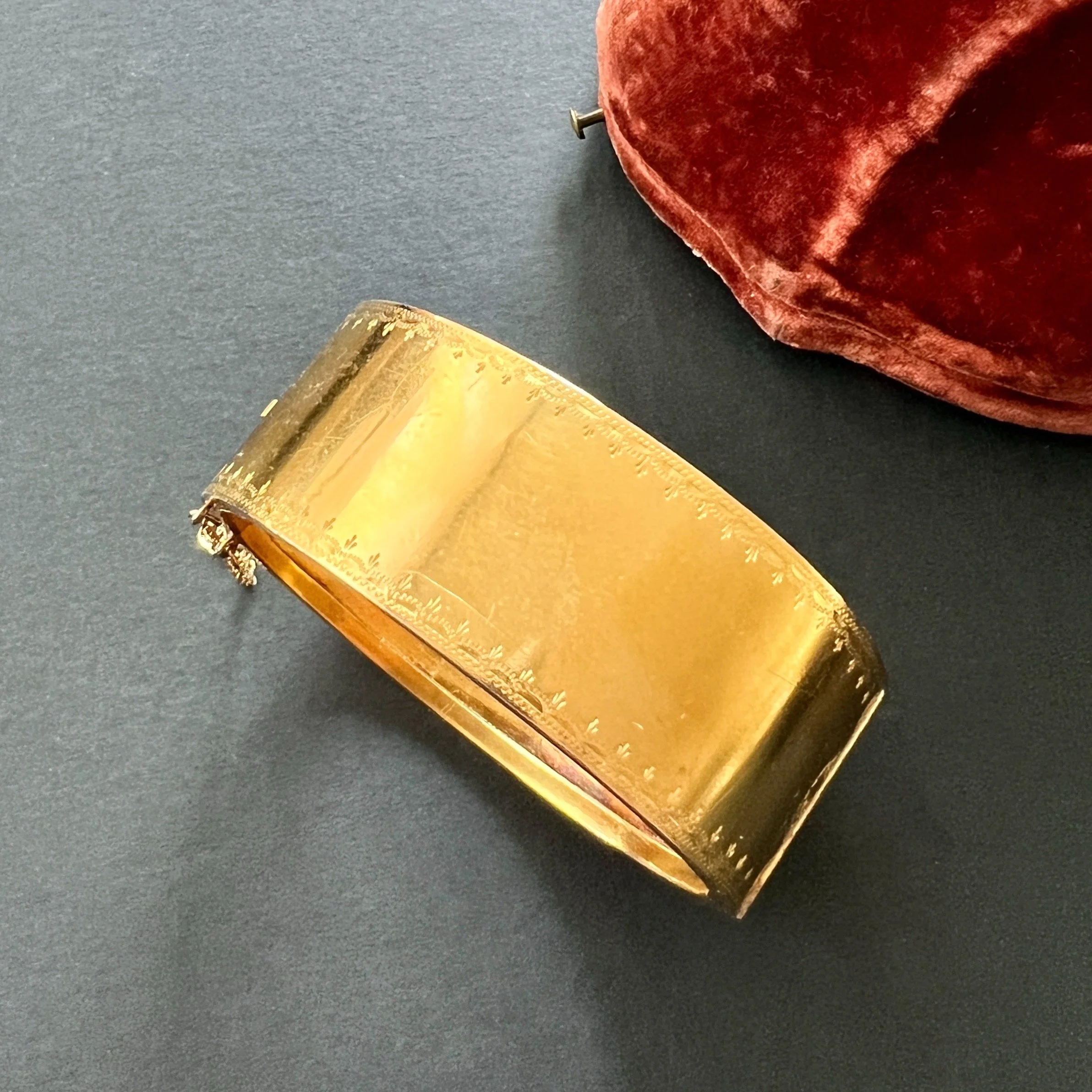 Antique Victorian Streamlined Gold Hinged Bangle