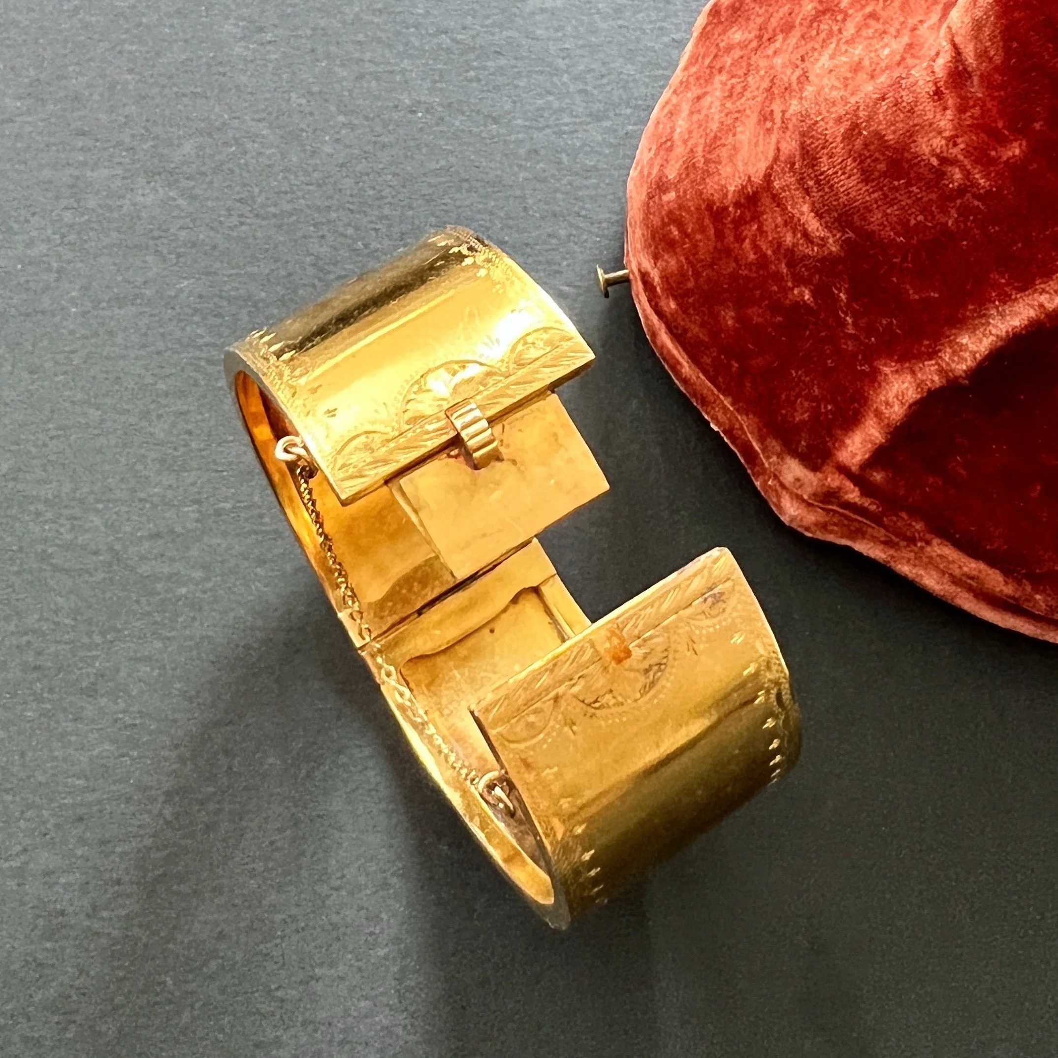 Antique Victorian Streamlined Gold Hinged Bangle