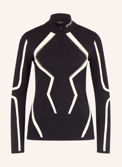 Ein figurbetonter, schwarzer Skipullover mit Stehkragen und kurzem Frontreißverschluss. Das Design zeichnet sich durch markante, weiße, geometrische Konturlinien auf dem Rumpf und den Ärmeln sowie einen weißen Schriftzug am Kragen aus.