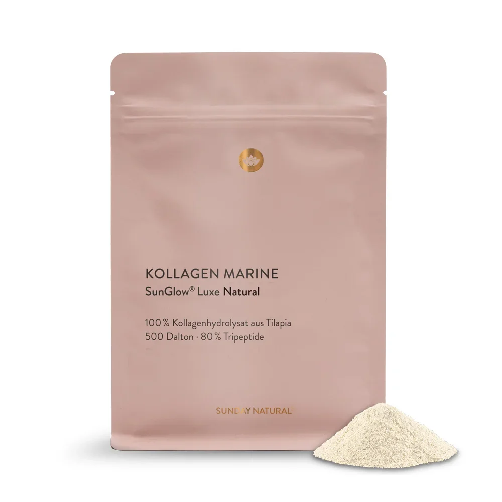 Zartrosa Beutel des "Kollagen Marine" (SunGlow Luxe Natural) von Sunday Natural mit einem kleinen Häufchen des feinen, hellen Kollagenpulvers daneben.